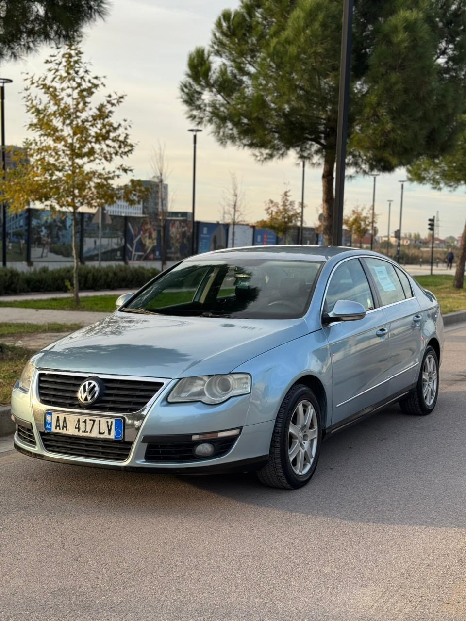Shitet Okazion Volkswagen Passat 2.0 TDI, viti 2005, me motor ekonomik dhe të fuqishëm 140 kuaj fuqi. 
Makina eshte ne gjendje shume te mire.
Kilometra reale. Vaj filtra te sapo bera
Naftë
140 HP
Kambio manuale
Ngjyra: (blu e hapur)
Klima funksionale
Sistem audio
Airbag, ABS, ESP, Auto Hold, Fener Kseno me lupe, dhe drita mjegulle.