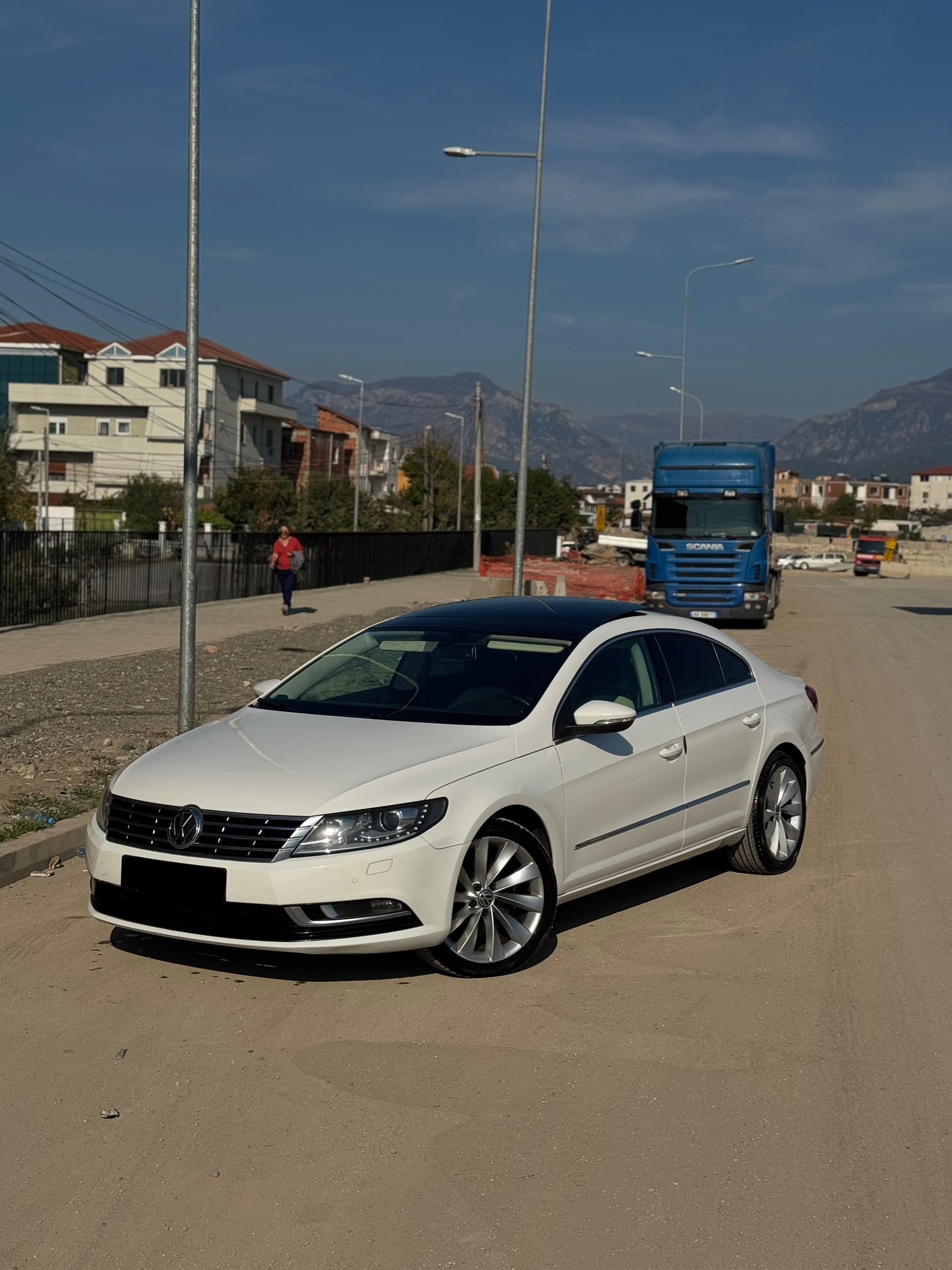 Passat CC 2013 
Dogane e paguar targimi perfshir ne cmim

Gomat 90% Disje 18inc
Sensor parkimi, kamer parkimi, sendilje elektrike me ngrofje, fryrje dhe cfryrje, panoramik, fener me pika nexon mbi xenon, pilot automat, drive asist, eco, sherbimet e bera etj

Cmimi: 10,000€ i diskutueshem 