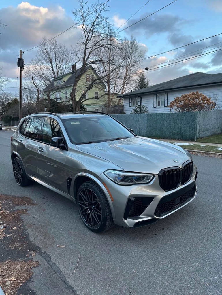 2021 BMW X5M COMPETITION, 4.4L bi-turbo v8, 78mij milje (125mij km), FULL OPTIONAL me Bowers and Wilkins Audio, M DRIVER PACKAGE, BMW SKY LOUNGE me yje ke tavani, goma te reja PIRELLI P0, kutia e transferimit sa po esht servisuar, sherbimet kryera ne koh, makin personale, vjen ne Durres per 54,995€ 

Kontakt ne WhatsApp: +39 351 933 7958