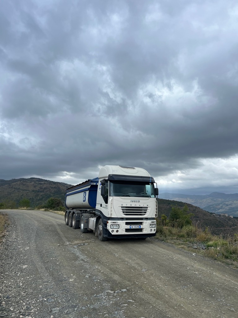 Iveco Iveco Stralis 430 2006 Manuale ne gjendje pune
Bianchi 2001 me jastik ajri edhe me frena diskofren.
Makina eshte e gatshme per pune.