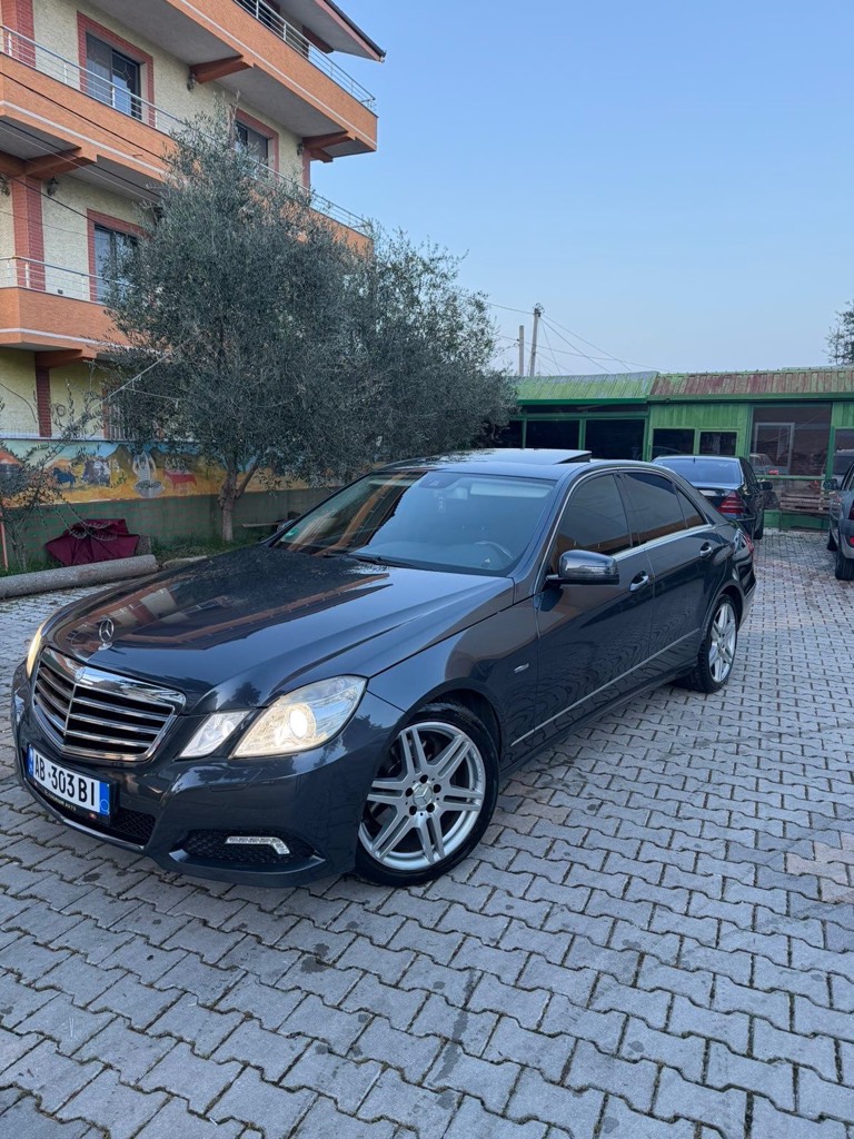 Marka : Mercedes Benz E350 CDI 
Viti prodhimi :2009
Motorr : 3.0 CDI V6 (Pa taks lluksi)
Cmimi: 9300€ 
Kilometra:232.000(kilometrat origjinale me te drejt kontrolli tek Mercedesi)
Nr cel : 0699979588
* Makina i ka te gjitha sherbimet e bera dhe ka pasur 2 pronare gjithsej 1 pronar ne gjermani dhe 1 ne shqipri ,makine personale !
* Nuk ka nevoj per asgje e gatshme per cdo lloj prove 
*Xhamat e zinj
*Feneret inteligjent
*Navigator
*MP3,Bluetooth,
*Klima bizonale 
*Gomat e reja
*Sendilet ngrohje , masazh,dynamic dhe fryrje me ajer( levizin neper kthesa sipas rruges)
*Sobe per ngrohjen e makines gjat dimrit
*Baxha
*Muzika Harman Kardon 
*Timon druri me komanda ne timon dhe F1
*Bagazhier me 6 disqe CD
*Pasqyrat me palosje 
*Disqe AMG 18“
*Diferencial mrapa