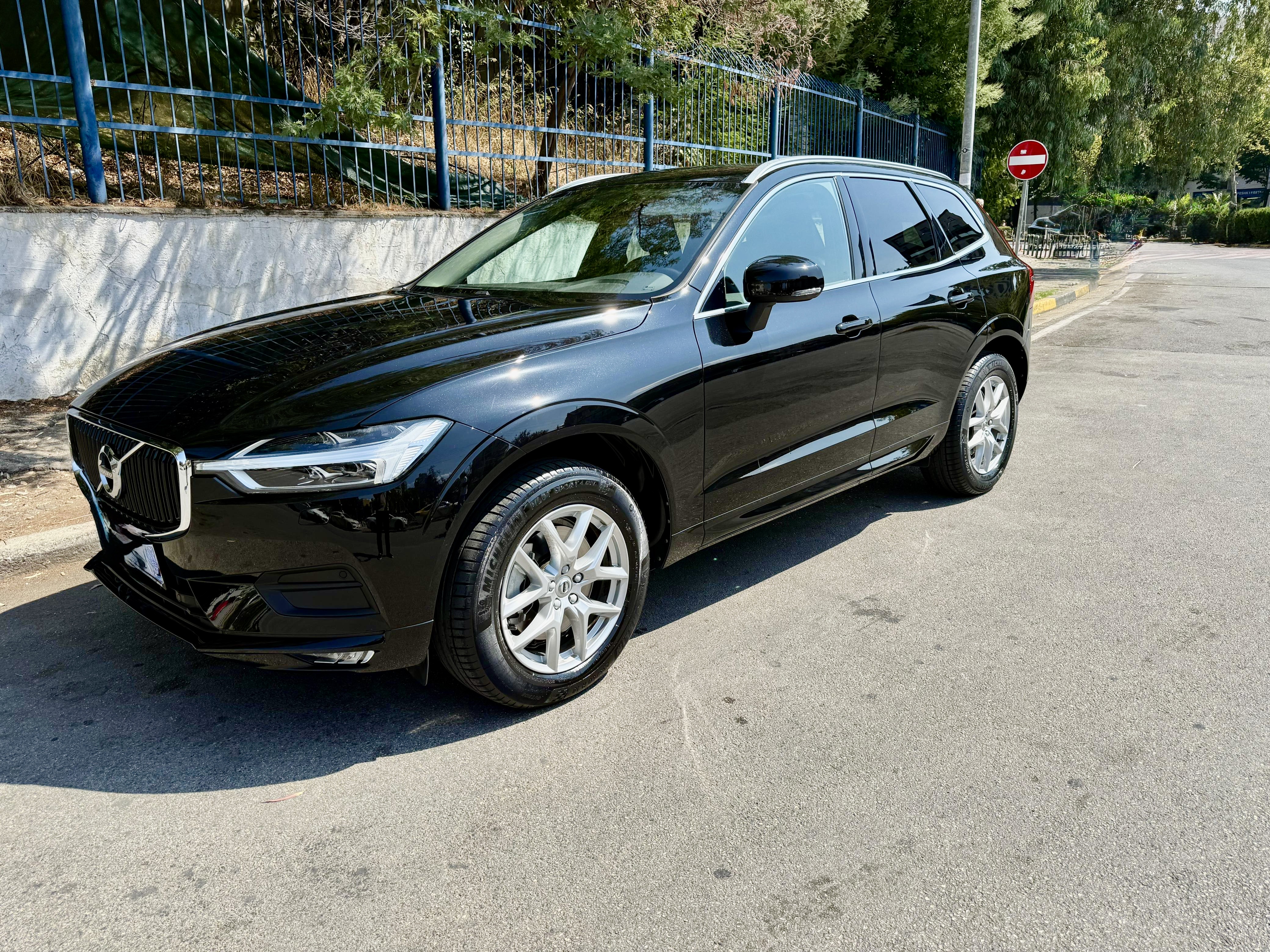 Modeli: Volvo XC60 B4 Momentum Pro (Mild Hybrid)
Viti i prodhimit: 2020
Model Year: 2021 (MY21)
Regjistrimi i parë: Maj 2021
Kilometra: 54,000 km (reale, pa ndryshime)
Ngjyra: Onyx Black (Metalik)
Motorri: 2.0 Benzin Mild Hybrid, 211 hp
Transmisioni: Automatik me 8 shpejtësi (AT8)
Pronarë: Një pronar i vetëm nga e re
Aksidente: Pa asnjë aksident – histori e pastër
Gjendja: Makinë në gjendje perfekte, e servisuar rregullisht në autorizuar
Sediljet: Lekurë/Tekstil, ngjyrë Charcoal (e zezë)
Rimat: 18" Alumini, 235/60 Momentum
Fenerët: LED Midrange me mekanizëm pastrimi
Pilot Automatik me adaptues shpejtësie
Asistent mbajtjes së korsisë (Lane Keeping Aid)
Asistent parkimi prapa
Sensor shiu
Hill Start Assist dhe Hill Descent Control
Ekran dixhital 8" për instrumenta
Timon dhe levë marsh me veshje lëkure
Ndriçim ambienti
ISOFIX për sediljet e pasme
Bluetooth, AUX, USB – Audio High Performance