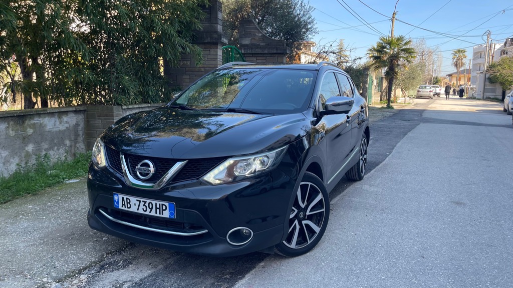 Shitet Nissan Qashqai 1.6 diesel
Viti prodhimit 2015
190.000 kilometra 
Kambio automatike
Kamera 360 sensor parkimi
Sedile me ngrohje
Navigator aux Bluetooth
Xhama te zi origjinal
Key less go-Start Stop
Line assist pilot automatik
Makina esht ne gjendje shum te mire.
Cmimi 13500 euro
Nr tel: +355 68 82 15 057
