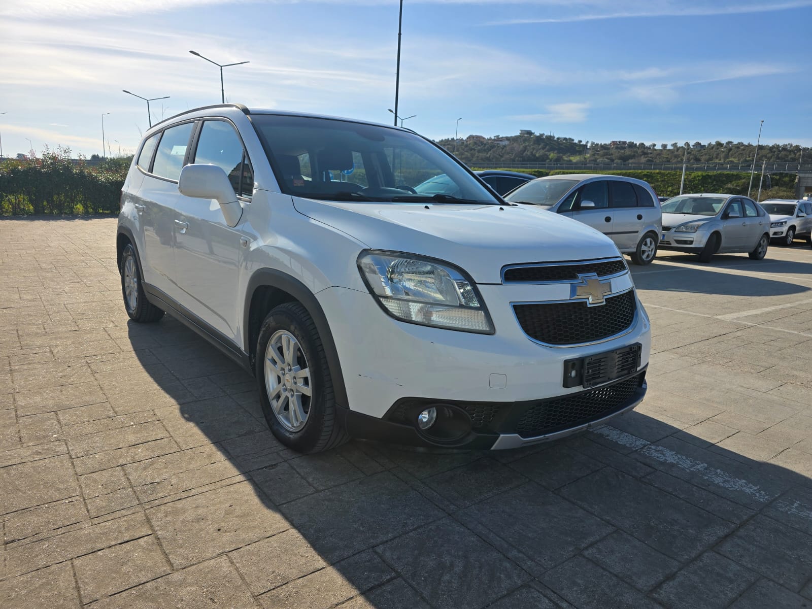 𝗖𝗵𝗲𝘃𝗿𝗼𝗹𝗲𝘁 𝗢𝗿𝗹𝗮𝗻𝗱𝗼
JO NDËRRIM.
Me doganë të paguar. 
Viti i prodhimit 2011. 
Motor 1.8 Benzin-Gas. 
111 Mijë KM. 
Kambjo Manuale.  
Klima. 
Radio CD.  
7 Vënde. 
Importuar nga Italia. 
Disqe Alumini. 
Komanda në Timon. 
Pasqyra Elektrike. 
Drita Mjegulle. 
Xhama Elektrike. 
 Abs,Esp,AirBag etj. 
Çmim 5.900 Euro. 

Facebook & Instagram Master_Auto_Fier 