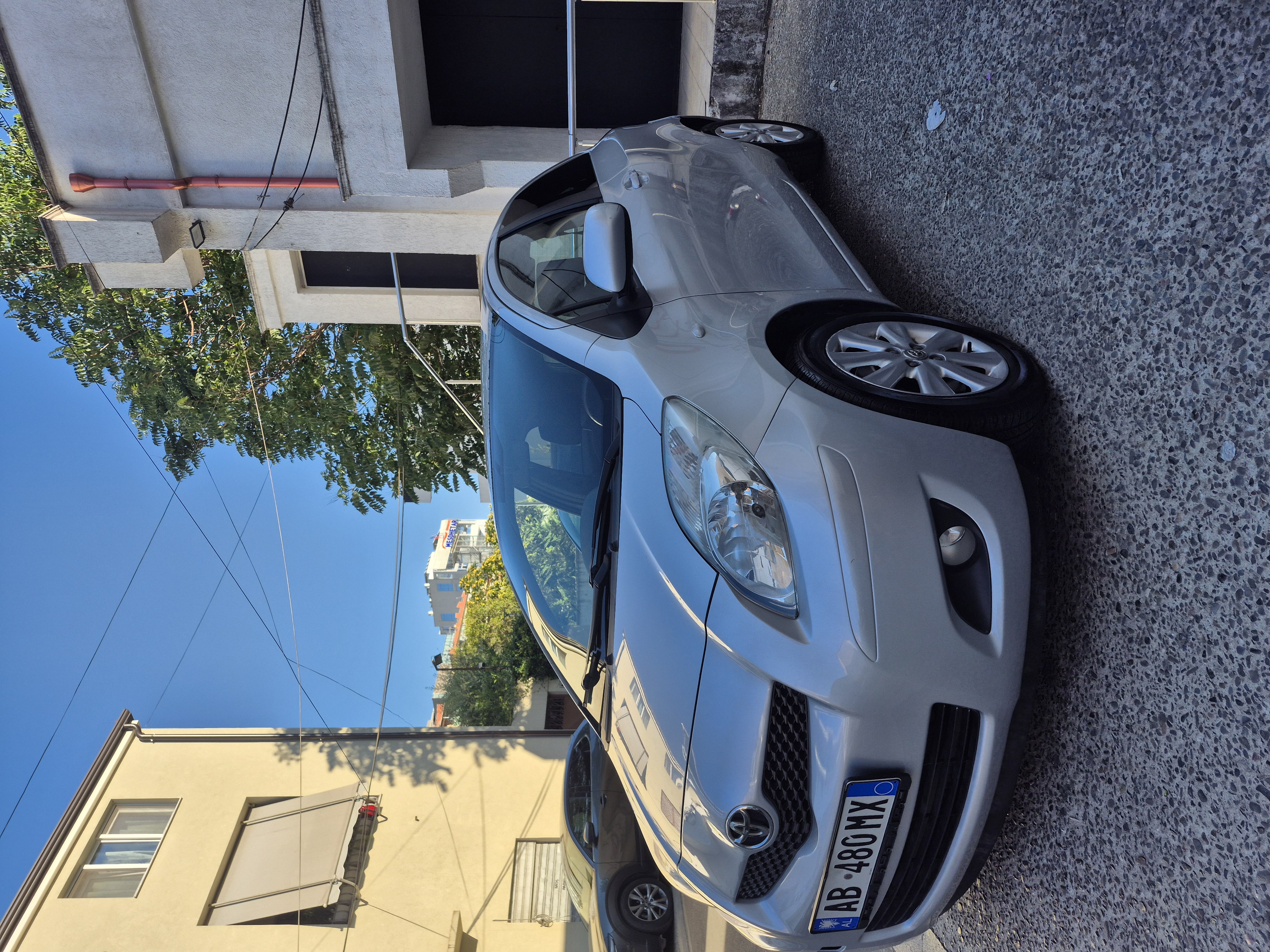 Toyota Shitet Toyota 1.4 D-4D VGT Diesel, viti 2009, një makinë e njohur për besueshmërinë, ekonominë në konsum dhe kostot e ulëta të mirëmbajtjes. Ideale si për përdorim të përditshëm në qytet, ashtu edhe për udhëtime të gjata.
Motori 1.4 D-4D me turbo VGT ofron performancë shumë të mirë, fuqi të kënaqshme dhe konsum shumë ekonomik të karburantit. Makina është e qetë në drejtim, komode dhe e ndërtuar sipas standardeve të larta të Toyota-s për cilësi dhe jetëgjatësi.
Karakteristikat kryesore:
✅ Motor 1.4 D-4D VGT Diesel
✅ Viti i prodhimit: 2009
✅ Konsum shumë ekonomik i naftës
✅ Motor dhe kambio në gjendje shumë të mirë
✅ Kondicioner funksional
✅ Xhama elektrikë
✅ Mbyllje qendrore
✅ Timon me servo
✅ ABS dhe Airbag për siguri maksimale
✅ Bagazh i bollshëm
✅ Mirëmbajtje me kosto të ulët
✅ Shumë e përshtatshme për familje ose përdorim të përditshëm
Makina është e gatshme për çdo provë dhe kontroll te mekaniku juaj. Një zgjedhje ideale për këdo që kërkon një automjet të besueshëm, ekonomik dhe me kosto të ulët përdorimi.
📞 Për më shumë informacion ose për ta parë nga afër, kontaktoni.
0696473766