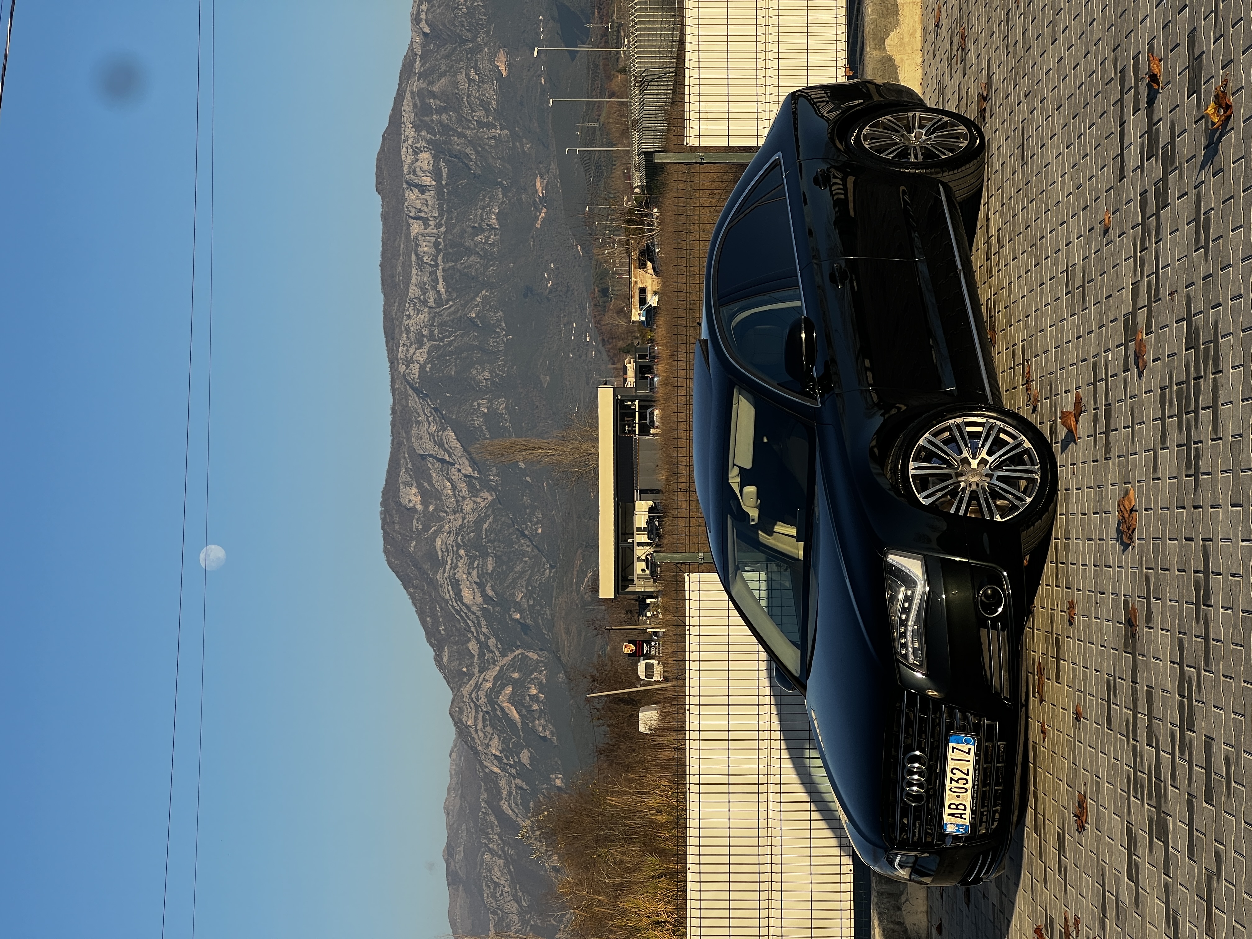 Audi Audi A8
Viti - 2012
kamjo automat motorr - 4.2 nafte
km - 200 mij
sendile - elektrike / lekure / ngrohje / memorie
pasqyra - elektrike klima
timon elektrik / butona / f1
navi / sensor parkimi
baxho matrix
Makina esht ne gjendje perfekte gatshme per cdo lloj prove. Cmimi i diskutushem