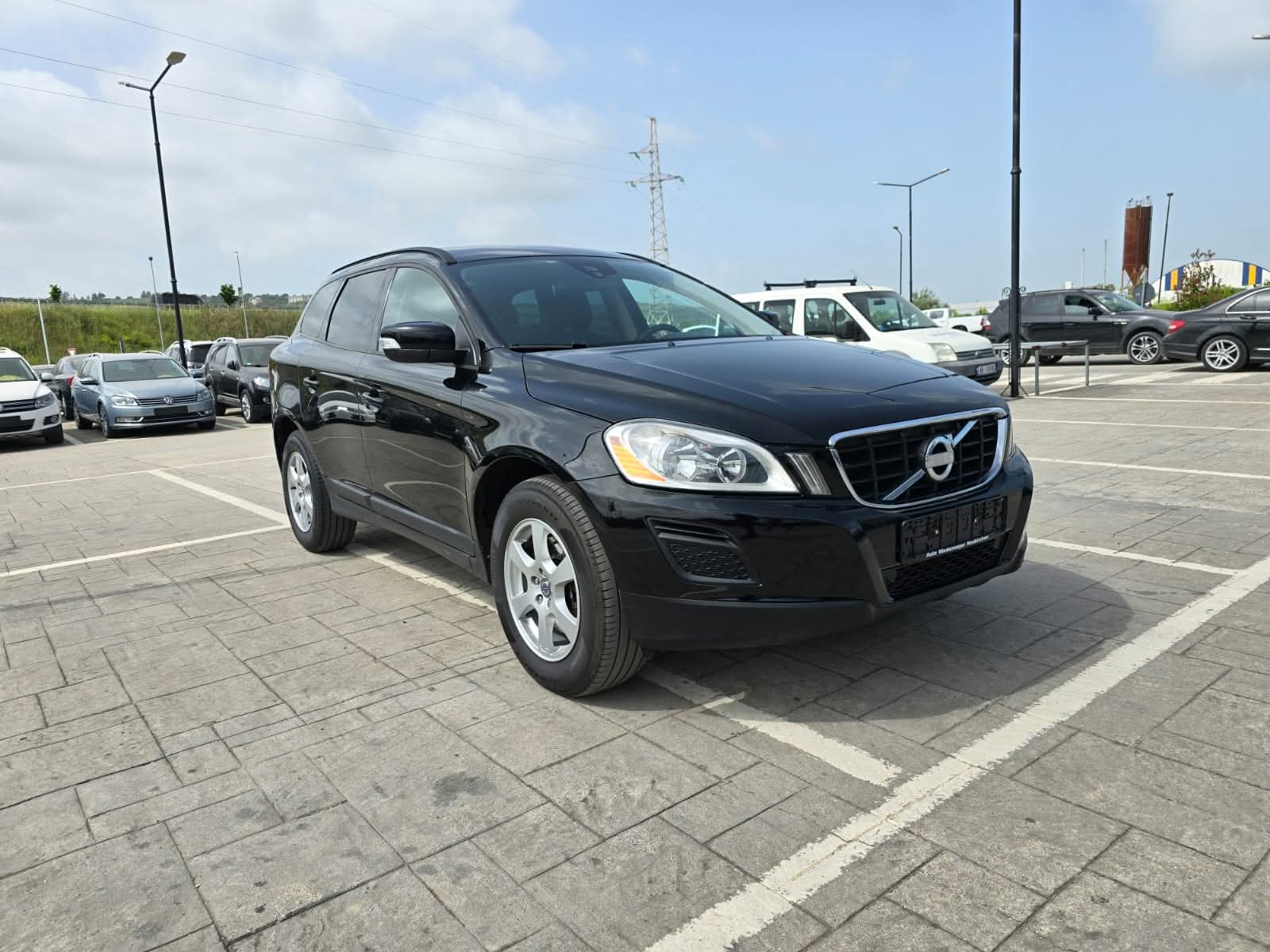 𝐕𝐎𝐋𝐕𝐎 𝐗𝐂𝟔𝟎 𝟐.𝟒 𝐝𝐢𝐞𝐬𝐞𝐥 𝐀𝐮𝐭𝐨𝐦𝐚𝐭 D5 AWD 
Cel çdo ditë ora 10:00-20:00.
JO NDËRRIM. 
Me doganë të paguar. 
Viti 2011. 
Motor 2.4 Naftë. 
202 mijë KM. 
Kambjo Automatike.  
"Trazione"Tërheqje AWD. 
Klimatronik. 
Xhama të errët të Riveshur 
Pasqua Elektrike.  
Disqe Alumini. 
Komanda në Timon. 
Fenera Mjegulle. 
Abs,Esp,SrsAirbag etj.
Çmimi 8̶9̶0̶0̶ E̶u̶r̶o̶ 7.900 Euro

Facebook & Instagram Master_Auto_Fier 
