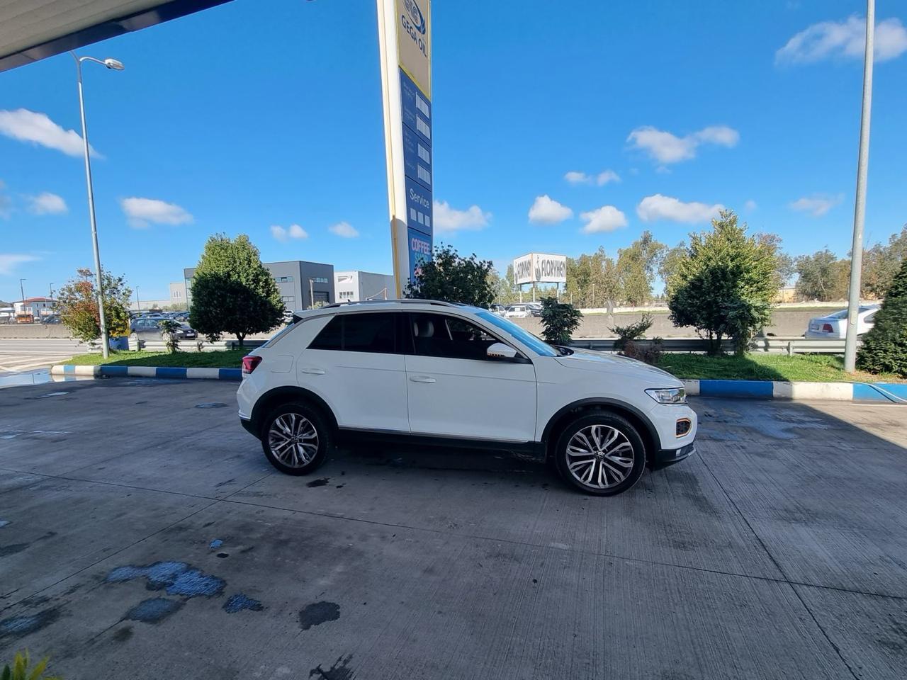 Volkswagen T-Roc 2021 
🚗 Modeli: VW T-Roc
📅 Viti: 2021
🎨 Ngjyra: E bardhë perle – pastërti dhe stil në çdo cep
🔧 Motori: 2.0 TDI – fuqishëm ekonomik
⚙ Transmisioni: Automatik DSG – ndërrim i butë dhe inteligjent
🛞 4Motion (4x4) – stabilitet maksimal në çdo terren
🛋 Pajisje dhe Komfort
•⁠ ⁠Interior lëkure premium me qepje kontrasti
•⁠ ⁠Sedilje elektrike me ngrohje & memorie
•⁠ ⁠Tavan panoramik xhami – më shumë dritë, më shumë luks
•⁠ ⁠Ambient lighting – ndriçim i brendshëm sipas humorit tuaj
•⁠ ⁠Ekran 10” digital cockpit + infotainment 8” touch screen
•⁠ ⁠CarPlay / Android Auto + Navigacion GPS
• Sport Edition
🔐 Siguri & Teknologji
•⁠ ⁠Kamera 360° & sensor parkimi përpara/pas
•⁠ ⁠Frenim automatik emergjence & asistencë në mbajtje korsie
•⁠ ⁠Blind spot monitor, adaptiv cruise control & traffic sign recognition
•⁠ ⁠6-8 airbag + strukturë e fortë çeliku për mbrojtje maksimale
🔋 Të tjera veçori
•⁠ ⁠Start/Stop, keyless entry & buton starti
•⁠ ⁠Bagazh elektrik & drita LED IQ.Light për ndriçim inteligjent
•⁠ ⁠Fellne 18” ose 19” origjinale VW
•⁠ ⁠Pilot asist (parkohet vetë)
•Dogana e paguar.
•Te gjitha sherbimet te sapo kryera.
•Letrat te paguara.