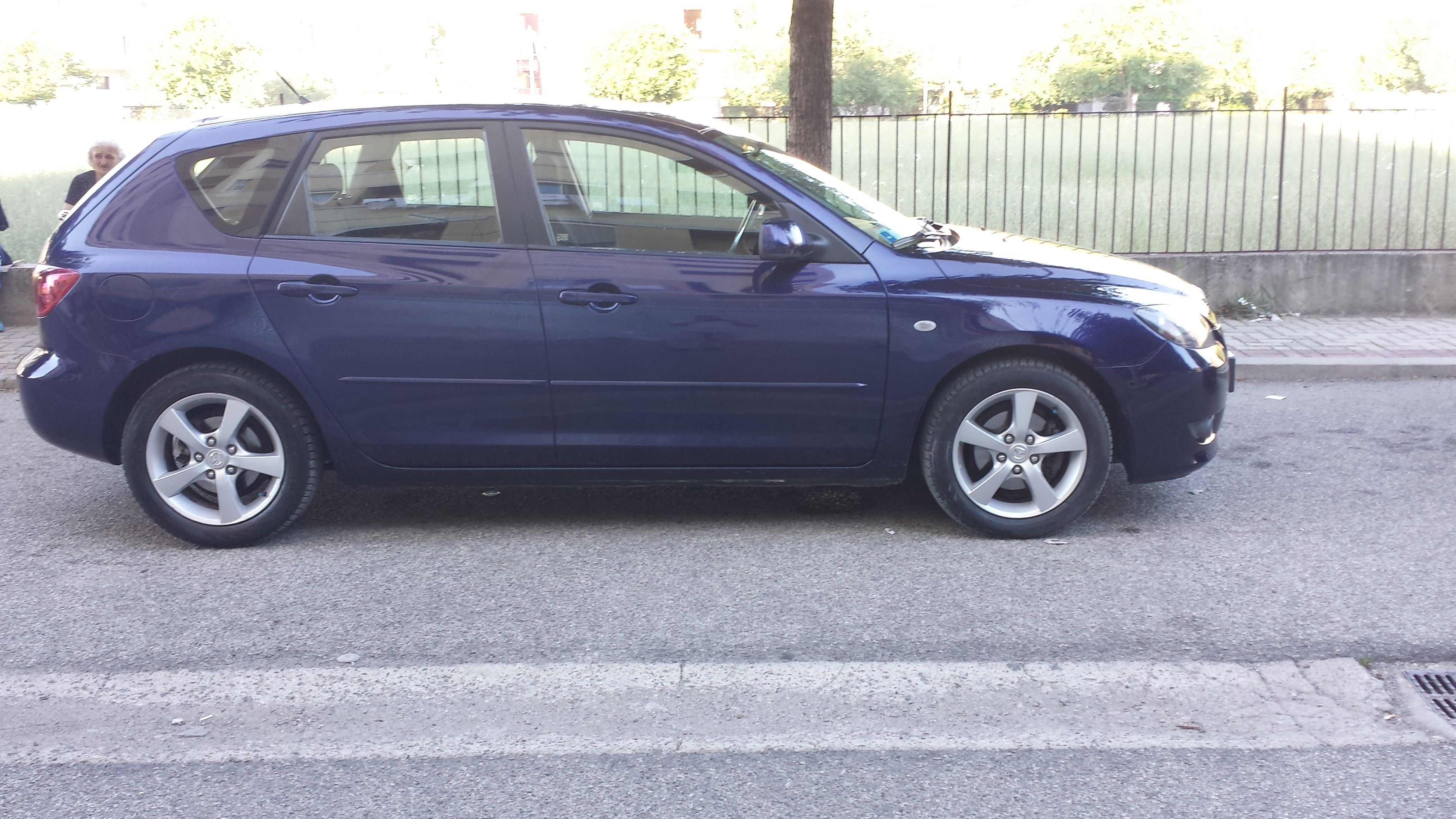 Shitet Mazda 3 2005   1.6 Nafte  ngjyre Blu siguracioni i mbaron ne korrik 2025  kolaudimi i mbaron ne korrik 2026