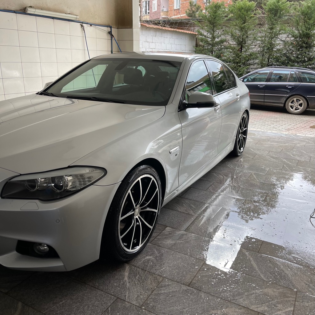 Bmw f10 
530d
245hp
Me 26000km me liber sherbimesh me drejt kontrolli
Disqe r20
Me ekran digital
Paqyra me sinjale dhe palosje
