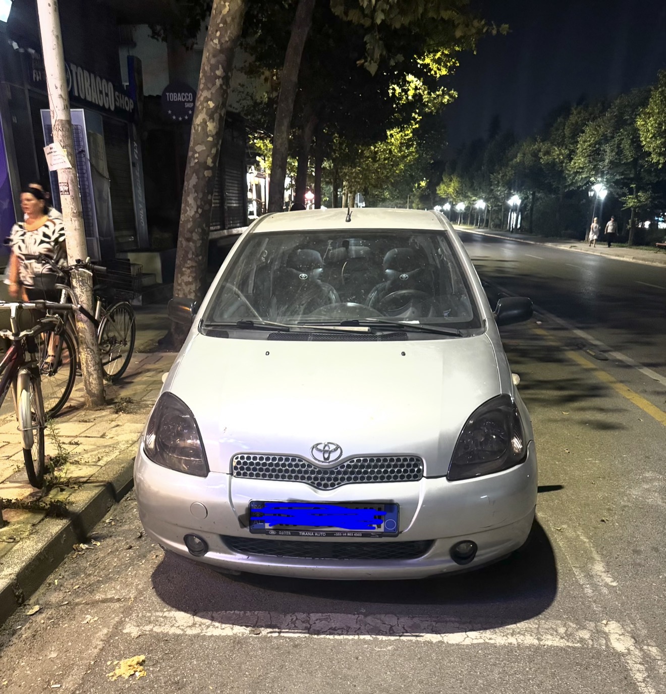 Shitet toyota yaris , viti 2002 , manuale , gjendje shume te mire , sherbime te kryera . Marmita akrapovic e vendosur per qejf . Xhamat e zinj me leje deri ne 2030 .Feneret led .  Te gjitha letrat per 2026 