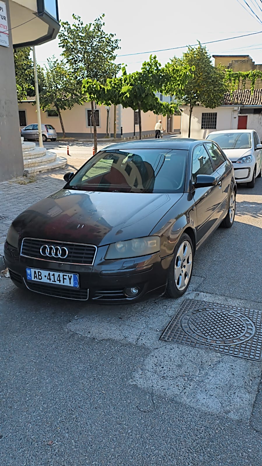 Audi Shes Audi A3 viti 2003 manuale në gjendje të mirë xhenerike dhe motorike.Makina ka të sapo ndërruara: volant, rrip faze, pompë, tambure, ferrota, si dhe vaj e filtra goma te reja, kondicioneri i ri. Ka vetëm një defekt të vogël në ndezje qysh se e kam bler, i cili thjesht kërkon kontroll nga një elektroauto. Letra deri ne janar 2027, siguracion mars 2027, kualidimi ne prill 2028. Makina është shumë sportive, ekonomike dhe me të gjitha shërbimet e sapo bëra për merak.
Shitet siç është me çmim të arsyeshëm.
Kontakt: 0684001076