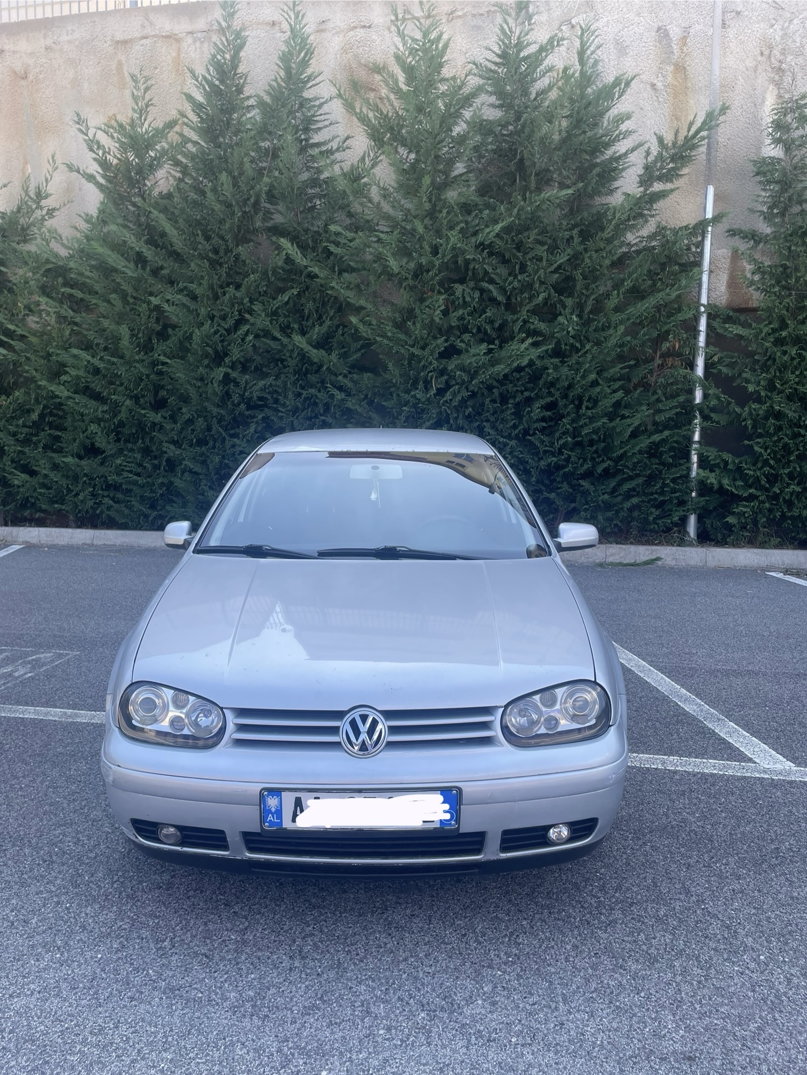 Golf 4
Golf TDI (DI e kuqe)
Fener me lupa 
Drita led
Xhama elektrik 
Xhamat e zi me leje 
Letra deri qershor 2026
Disqe golfi origjinale 
Gomat mrapa 100% para 80%
Kasetofon me ekran origjinal (200€)
Me liber sherbimesh 
Sinjalet dinamik 
Bisht sportiv origjinal golfi 
Manual 6 marsha 
Shum ekonomik
Ferrotat e frenave te reja 
Me gom rezerv 
Hapje mbyllje me qels me komand 
2 qelsa 
Dyer anti theft 
Parakolp me frexha 
Kondicioner elektrik (i punojn shum mir)
Kilometrat 100% origjinale me drejt kontrrolii