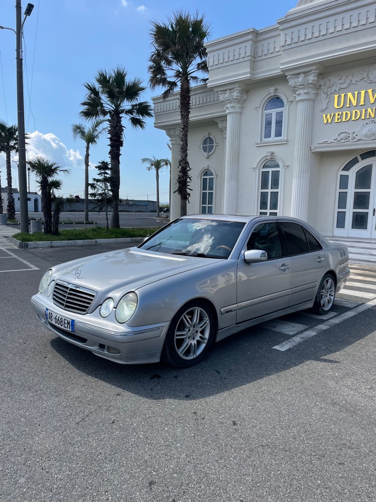 Shitet E-clas vitit 2000 automat 2.7 CDI nafte 300 mij kilometra cmimi 3500€ (i diskutushem) me letra te paguara disqe sportive me goma te reja sherbimet e bera gati per prov tel:0696223849 WATSAP:0696223849