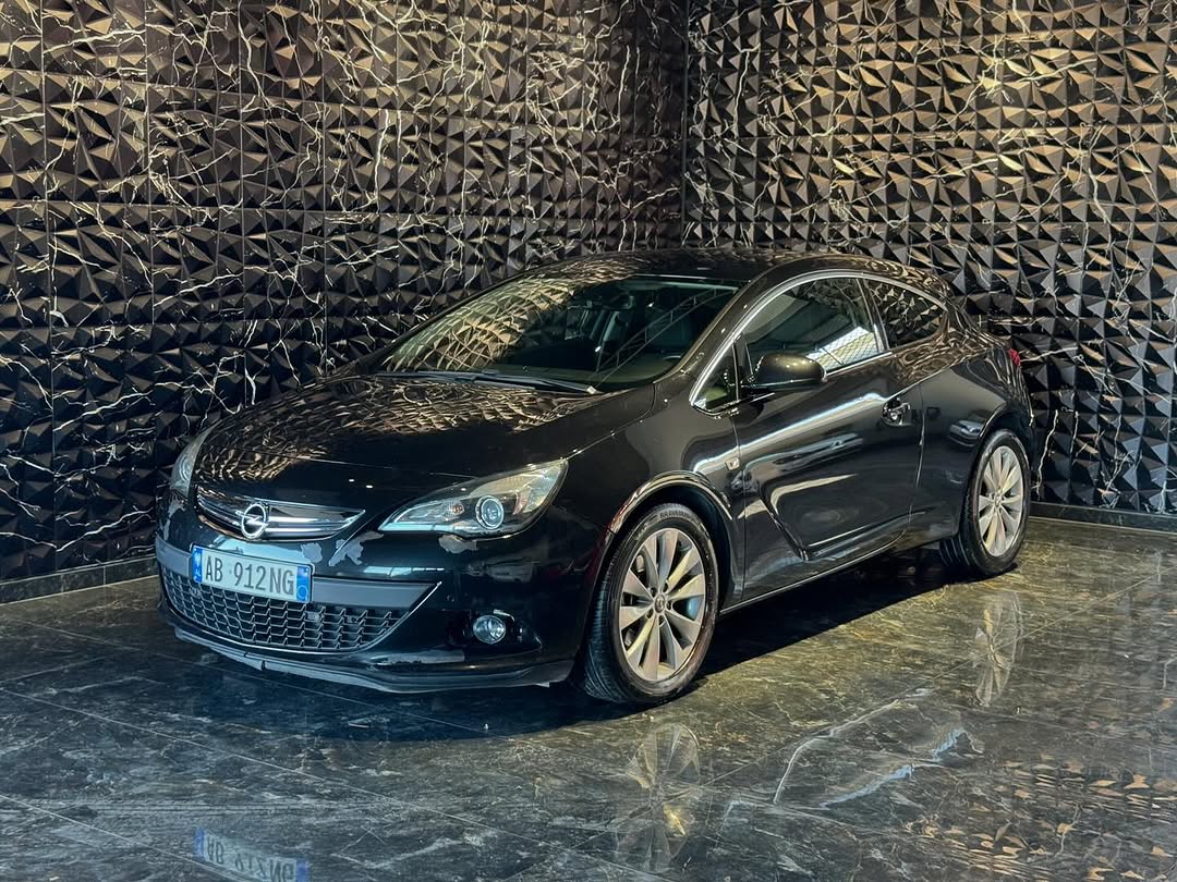 ✅Opel astra 1.4 benzin coupe
✅150.000mij km viti 2015
✅kamjo manuale 6 marsha
✅klima AC radio CD aux
✅disqe alumini 18 inxh
✅cmimi 3700€
✅me letrra targa
✅nr cel 0693703020
