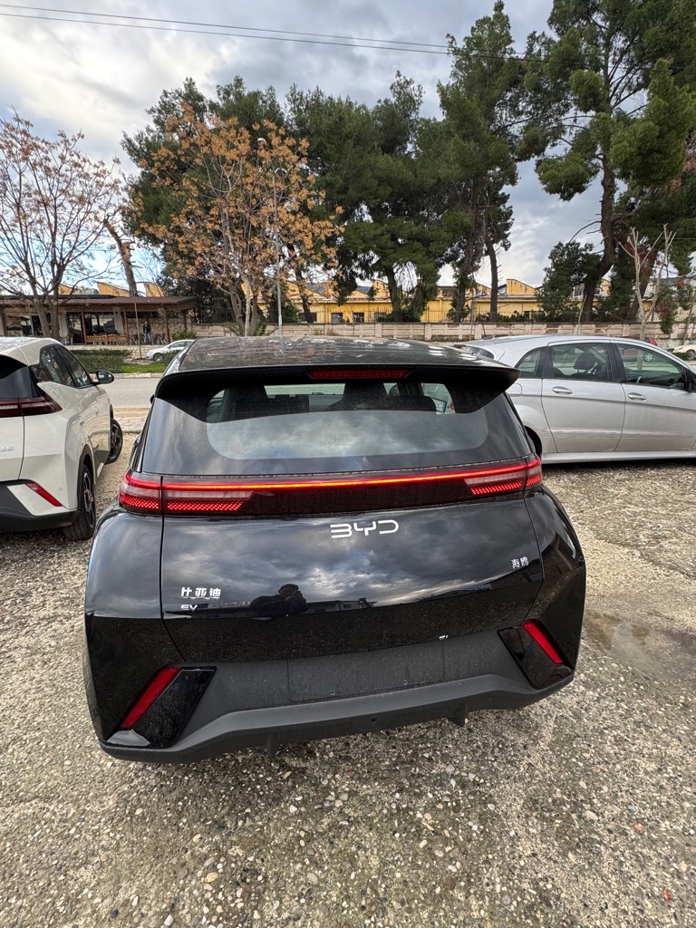 SHITET 
↘️BYD SEAGULL 🚙
-🎁2 CHARGER DHURATE🎁
-⭐️2 VITE GARANCI ⭐️
-100 % ELEKTRIKE 🔋
-405 KM me nje karikim 🔌
-e ardhur me 0 km 3780x1715x1540 🆕
-  55 KW ( e duhur per patentat e reja)✅
-Kapaciteti i baterise: 38.8
-BATERI BYD BLADE 
-Cruise Control
-ABS / ESC
-3 Radar Multisonic
- Airbag 
-Brake Assist 
-sediljet ngrohje 
-sediljet elektrike   
-Pasqyra me tharje
-Kamera parkimi prapa
-Sensor parkimi para dhe prapa
-Sensor Shiu 
-ECO/NORMAL/SPORT
-TouchScreen 10.1  inch
-Headlight me 5 nivele 
-175/55/R16
-Stopa Full Led 
-Fener Full Matrix
-Drita automatike
-Nav/Multimedia/Bluetooth etj
-Vetkarikimi i bateris ne frenim
-AutoHold
-VoiceControl
-USB / Type C / 12 V  
-aksesoret e ndihmes 
-dhe shume opsione te tjera
Cmimi : 13800 EURO 
📞0672044406

