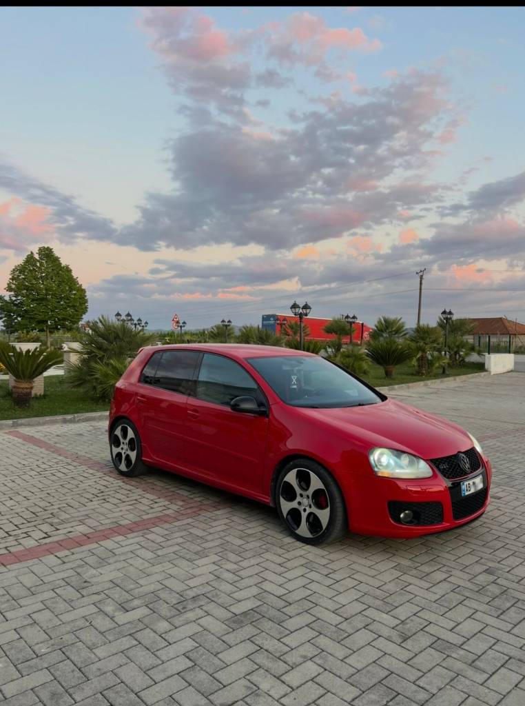 ✅ SHITET MAKINE PERSONALE
✳️ VOLKSWAGEN GOLF V GTI
✳️ Forca Motorike: 2.0 TFSI 
✳️ Viti: 2004–2006
✳️ Karburanti: Benzinë
✳️ Kambio: Automat DSG
✳️ Ngjyra: E kuqe
✳️ Karroceri: Hatchback (5 dyer)
✳️ Qyteti: Rrogozhinë
📌 Lista e Opsioneve:
▪️ Vaj + filtra motori & kambio sapo të ndërruara
▪️ Kambio Automat DSG
▪️ Xhama të zinj mbrapa 90%
▪️ Bisht sportiv i shtuar (modifikim)
▪️ Google Maps / Navigim me ekran Touch
▪️ Bluetooth
▪️ Sedilje me ngrohje
▪️ F1 në timon (paddle shifters)
▪️ Speed Limiter
▪️ Sedilje sportive GTI
▪️ Timon sportiv
▪️ Klimë Automatike
▪️ Drita Xenon
▪️ Disqe Aliazh
▪️ Xhama & pasqyra elektrike
🟢 Makina është në gjendje shumë të mirë mekanike dhe estetike
🟢 Motori & kambio punojnë perfekt
🟢 E gatshme për çdo kontroll te mekaniku juaj i besuar
🟢 Nuk ka nevojë për asnjë investim
📍 Rrogozhinë
💰 Çmimi: 4700€ (i diskutueshëm)
📞 Tel WhatsApp: 0685503039