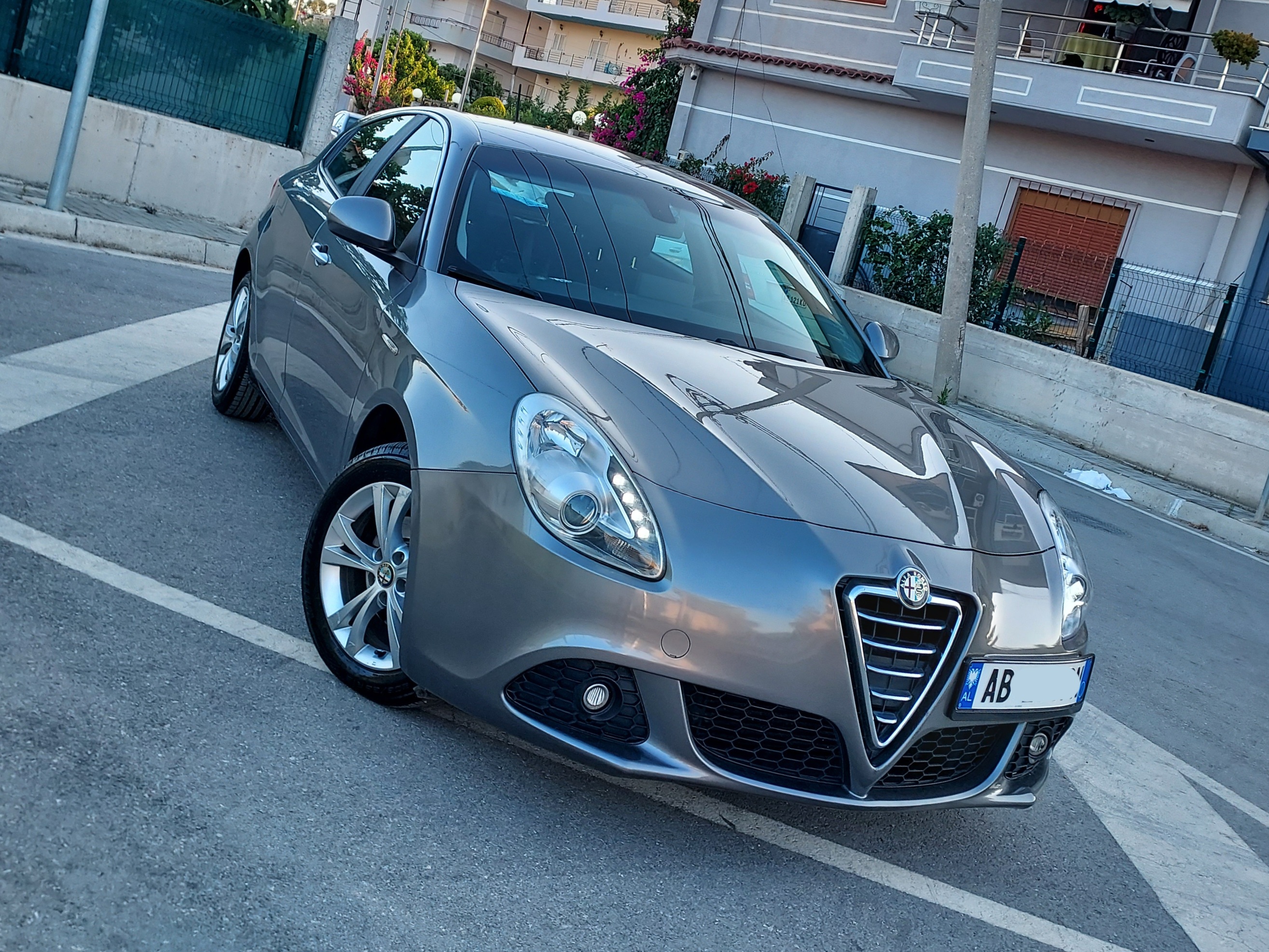 ✅️Shitet✅️0693217237
✅️Cmimi 5.9 milion leke
✅️Alfa Romeo GIULIETTA
✅️Motorr 1.6Naft
✅️Viti 2013
✅️Kambio Manuale 6 Marsha
✅️ 217000km me liber sherbimeah
✅️Dokumenta te paguara per njr vit dhe kolaudim deri ne 10/2026
✅️Ardhur nga ITALIA
✅️PERSHKRIMI
Makina eshte ne gjendje shume te mire motorrike xhenerike dhe estetike.Posedon:klima me 2 zona,pilot automatik,sensor shiu,dritash,sensor parkimi,kompjuter bordi,Navi,sedilje me fryrje/cfryrje,komanda ne timon,Start/STOP,Hill Start Assist(Kur makina qendron vet per pak sekonda ne malore dhe pa shkelur frenat)modalitet perdorimi Dynamic+Normal+All weather,Audio Cd,Sd Card,Aux,Mp3,Goma te reja 100%,fener/stopa LED