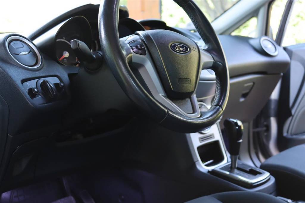 Shitet Ford Fiesta :
- viti 2011
- motor 1.4 benzine
- 120 000 km
- Blere nga Ford
- liber sherbimesh
- ne gjendje shume te mire
- Taksa/ Siguracion/ Kolaudim te bera deri ne prill/ maj 2025
- Dy celesa
0693358229