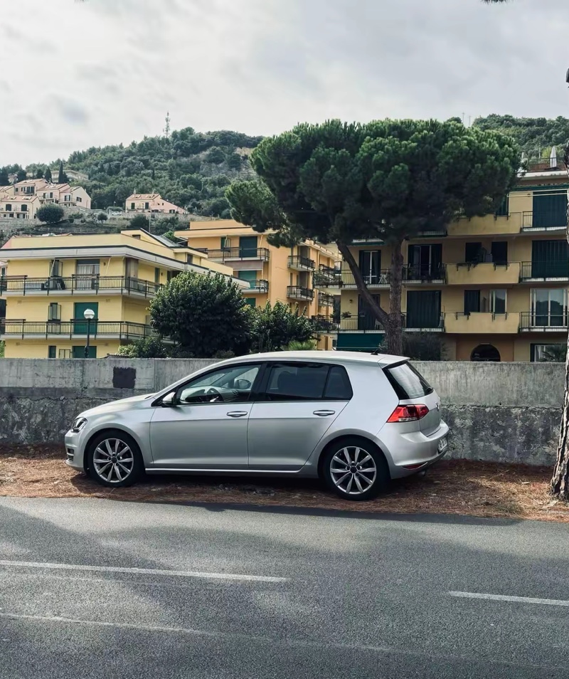 Volkswagen Makina esht ne gjendje 10/10 cdo sherbim esht ber
ne koh me fatur nga mekaniku, me te drejt kontrolli te mekaniku juaj i besuar, letra targa te paguara deri ne dhjetor, makina esht europiane ardhur nga Italia, Xhamat e zinj mbrapa me leje, Pasqyrat e palosje, Fshirset e shiut Automat, Navi, Komandat ne Timon, Gomat 80%, Feneret e rinj full LED te modelit golf
7.5, Auto Pilot, cruis control, Sendiljet
elektrike+ngrohje+masazh, makina esht ne gjendje perfekte nuk ka nevoj per asnje sherbim, e gatshme per cdo lloj kontrolli, Per me shum info kontakto.
Cmimi I diskutushem.