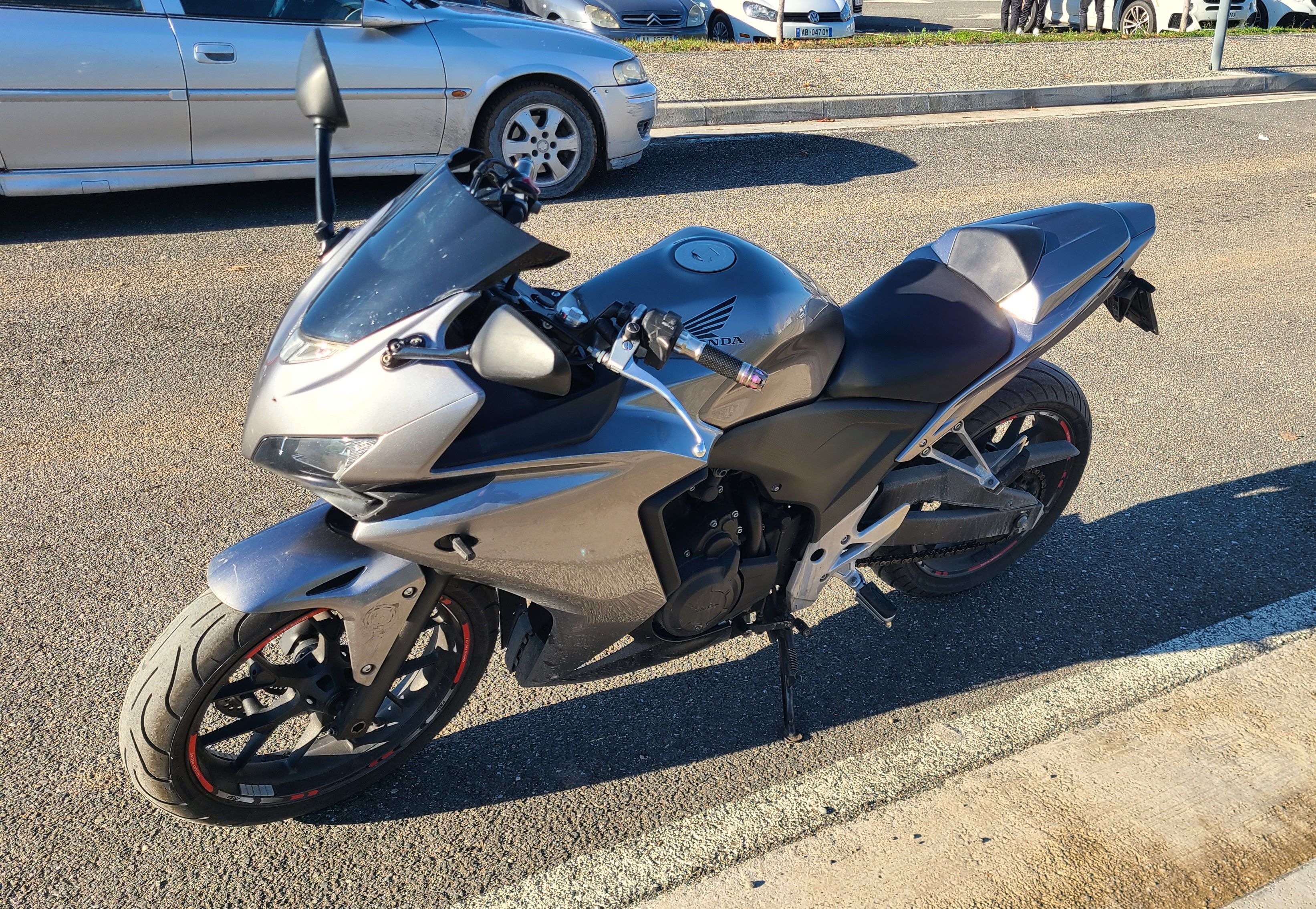 Honda CBR500R  Gjendje shum e mir
- ABS para mbrapa
- 20 mij km 
- 35 kW mund ti jepet me A2, shum i shpejt dhe perfekt per fillestaret, perfekt per levizje brenda ne qytet dhe autostrad
- 500cc 
- Marrmit sportive Huric 
- Vaj, filtra, ferrota, filter i ajrit, permistopa dhe vaj armotizatori te ndrruara se fundmi
- Ska nevoj per asnje servis
- Siguracioni i vlefshem deri Maj 2025, letrat deri Maj 2026
- Cmimi 5500 euro ose ndrrohet me motorr sportiv me kubik me te lart
nr: 0697416237
