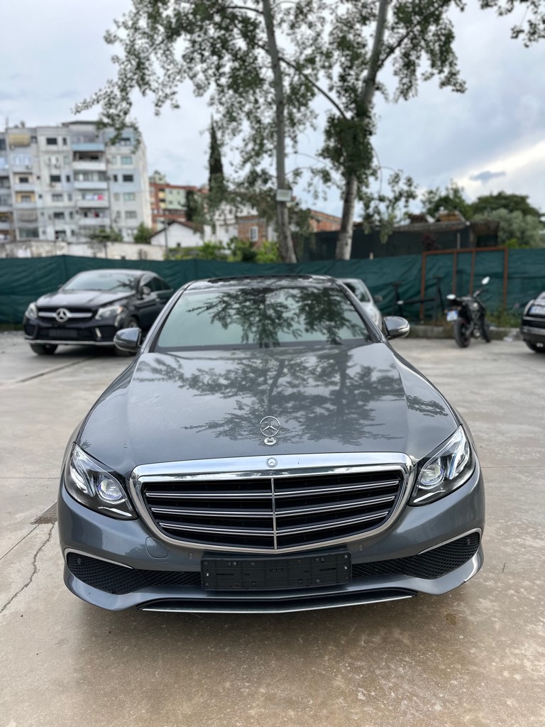 Mercedes-Benz E 220d 4MATIC AMG Look – 2018 🔥

Shitet super gjendje Mercedes-Benz E 220d 4MATIC, kombinimi perfekt i luksit me sportivitetin!

✔️ Motor 2.0 Naftë – ekonomik & shumë i fuqishëm
✔️ Kambio automatike + 4MATIC (4x4)
✔️ Vetëm 138.000 km origjinale ✅
✔️ Ngjyrë shumë e veçantë + sallon kafe premium 🤎
✔️ Timon sportiv + paddle shift
✔️ Tavan panoramik 🌅
✔️ Drita ambientale LED (look modern nate) 🔥
✔️ Trekëndësha në pasqyra (Blind Spot Assist)
✔️ Disqe sportive AMG 🛞
✔️ Marmita me zhurmë – kontroll me buton nga brenda 🎶
✔️ Sensor parkimi + komoditet maksimal

📍 Importuar nga Koreja 🇰🇷
📍 Gjendje perfekte, shumë e pastër – gati për rrugë

🚫 Nuk bëjmë ndërrime – vetëm shitet

📌 Rruga Dalip Topi, Fresk
📞 069 33 29 420

💥 Look AMG + 4x4 + komoditet maksimal = makinë që të bën diferencën në rrugë
💥 Çmimi i diskutueshëm nga afër për blerës serioz