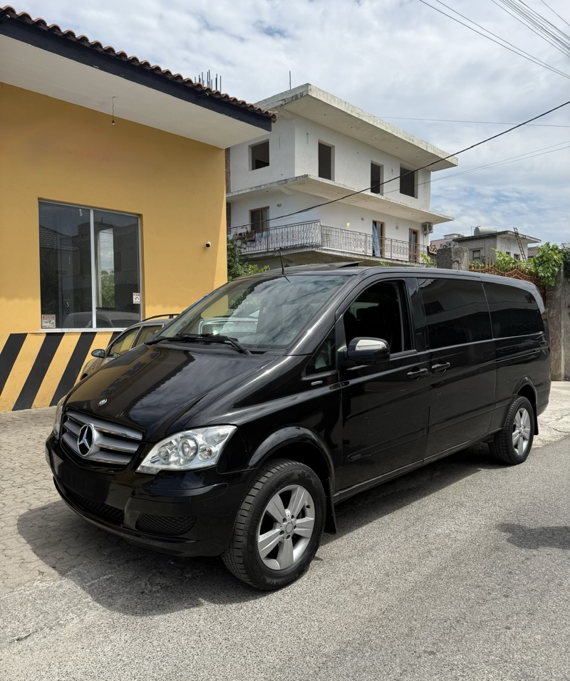 Shitet viano  220 cdi 4x4 kambio automat versioni  me full fener led bixeno sensor para mbrapa xhama te zi origjinal  xhamat fundor me hapje 3 baxho xhami lart 2 me hapje  7+1 vende sedile lekure me ngrohje  navi i madh komanda ntimon kondicioner para dhe qendror me dokumenta cmimi i diskutueshem mundsi ndrrimi 