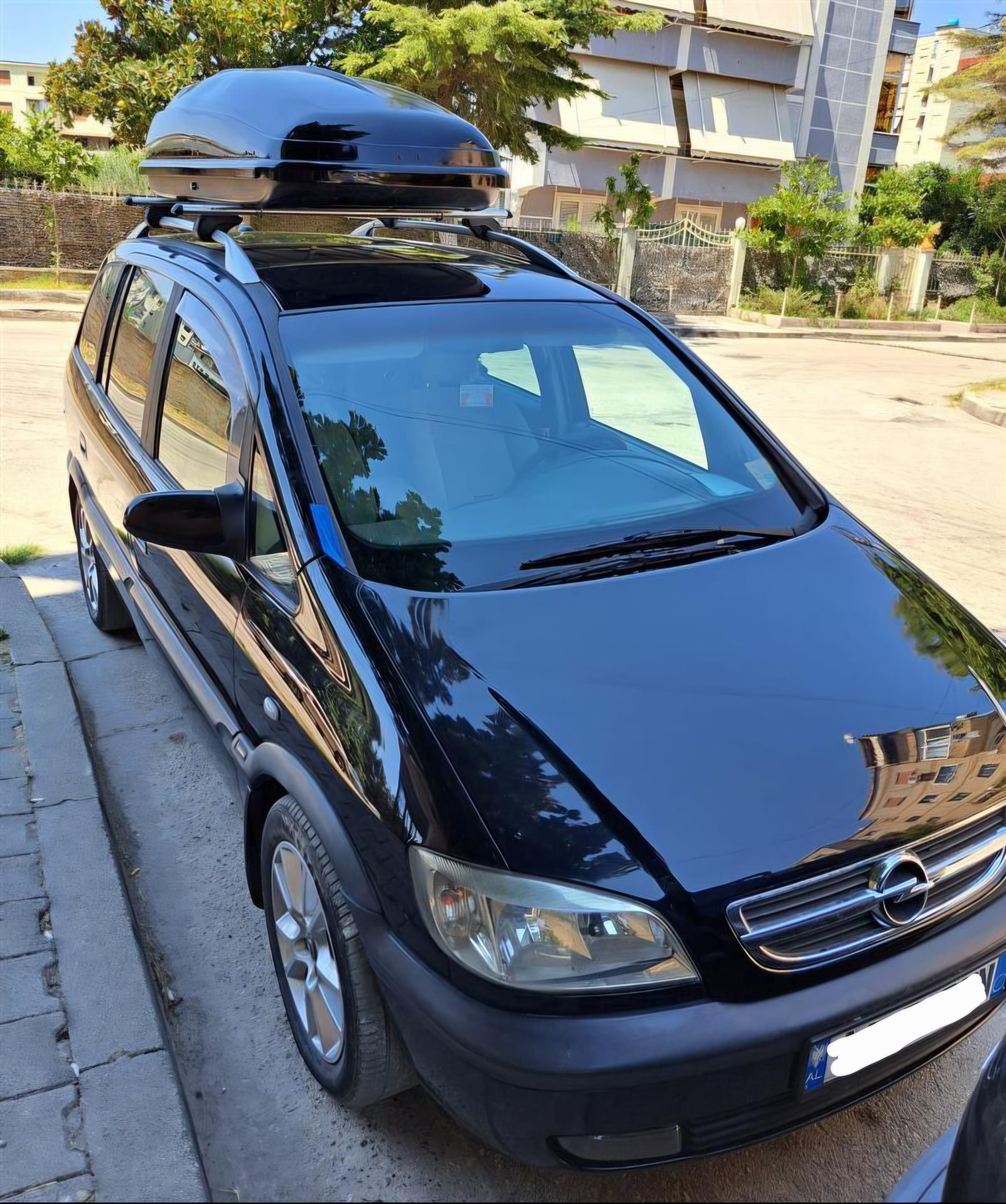 Opel Zafira Dokumenta te paguara per 1 vit 
❇️ Viti: 2003
❇️ Karburanti: Nafte, Fuqia motorrike: 2.2, fazature me zinxhir 
❇️ Kambjo: Manuale
❇️ Kilometra: 310.000 (KM reale) 
Kontakt: +355 692085192

📂 Karakteristika & Opsione:
▪️Goma te reja te sapo nderruara
▪️ Ngjyrë e zezë
▪️ Sensorë parkimi
▪️ Sistem navigator
▪️ Ekran multimedia
▪️ Disqe alumini
▪️ Sistem sediljesh 6+1 (por leje qarkullimi 4+1)
▪️ Bagazhierë ekstra – shumë praktike për familje (e perfshire ne cmim) 
▪️ Komode dhe ekonomike në karburant
▪️ Shumë e përshtatshme për udhëtime të gjata dhe përdorim familjar

📁 Makina është në gjendje shumë të mirë e mirëmbajtur rregullisht dhe e gatshme për kontroll nga mekaniku juaj i besuar. Ofrojme te tjera detaje ne nje bisede telefonike . 
