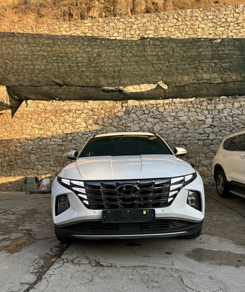 Hyundai HYUNDAI TUCSON 2.0 CRDi NAFTË – 2021 🇰🇷🔥
🚘 Hyundai Tucson 2.0 Naftë
📅 Viti: 2021
⛽ Motorr 2.0 CRDi – Naftë
🛣️ 119.000 km
✅ Kilometra të garantuara
🇰🇷 Import Kore
Një Tucson shumë i mirëmbajtur, me gjendje të shkëlqyer si nga ana estetike, ashtu edhe mekanike. Makina është shumë komode, ekonomike dhe e përshtatshme si për përdorim familjar, ashtu edhe për udhëtime të gjata.
🔝 Opsione & pajisje:
• Ekran multimedia
• Kamera parkimi
• Komanda në timon
• Start/Stop
• Klimë
• Sensorë parkimi
• Cruise Control
• Bluetooth / USB
• Drita LED
• Timon multifunksional
• Sedilje komode
• Disqe origjinale
• Sistem modern sigurie dhe asistence
• Hapësirë e bollshme për pasagjerët dhe bagazhet
✨ Avantazhe:
✔️ 2.0 Naftë – motor i fuqishëm dhe ekonomik
✔️ 119 mijë km
✔️ Gjendje shumë e mirë
✔️ Import Kore
✔️ Shërbime të kryera
✔️ Gati për përdorim
📍 AUTO LANDI – TIRANË
📌 Rruga Dalip Topi, Fresku, Tiranë
📞 069 332 9420
❌ VETËM SHITET – NUK BËJMË NDËRRIME
📲 Për më shumë informacion ose për ta parë nga afër, na kontaktoni në telefon.
AUTO LANDI – Makina të përzgjedhura, kilometra të garantuara.
