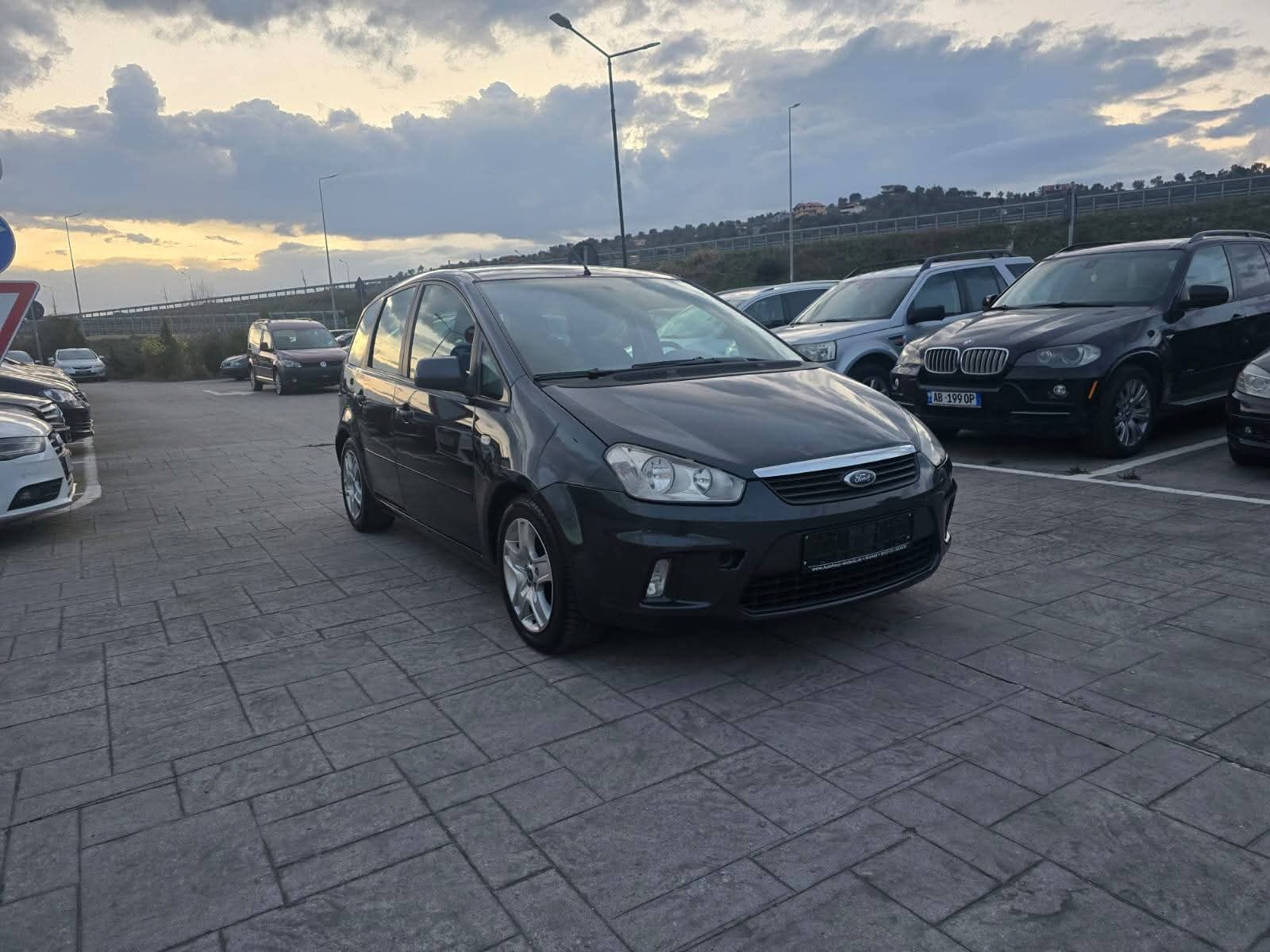 𝐅𝐨𝐫𝐝 𝐂-𝐌𝐚𝐱 𝟏.𝟔 𝐝𝐢𝐞𝐬𝐞𝐥 
Cel çdo ditë ora 10:00-20:00.
Me doganë të paguar. 
JO NDËRRIM. 
Viti  2009. 
Motor 1.6 Naftë. 
242 mijë KM. 
Kambjo Manuale.  
Klima.  
Radio CD.
Disqe Alumini. 
Xhama Elektrike. 
Drita Mjegulle. 
Abs,Esp,AirBag  etj. 
Çmim 3.900 Euro

Facebook & Instagram Master_Auto_Fier 