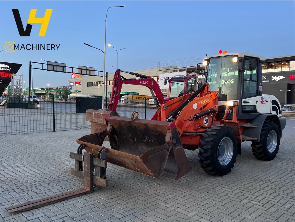🆕🆕🆕Luge ngarkuese 6T 🆕🆕🆕

Marka: TEREX, 
Tipi: TL70S,
Viti i prodhimit: 2009,
Ore pune: 7234,
Kw: 44,
Importuar nga Gjermania🇩🇪

➖ ➖ ➖ ➖ ➖ ➖ ➖➖➖➖➖
📞 +383 (0) 49 88 6667 (WhatsApp)
📞 +383 (0) 49 223 116 (WhatsApp)
📧 Email: vhmachinery.llc@gmail.com
🌍 Website: www.vhmachinery.com
📍 Lokacioni: https://maps.app.goo.gl/4zH77Q4GRzgDeGUs7
📬Rr. Magj. Prishtinë - Ferizaj km1
📍Veternik, Prishtinë
➖ ➖ ➖ ➖ ➖➖➖➖➖➖➖➖