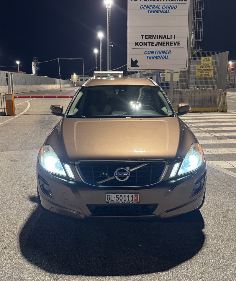 🇨🇭Shitet Volvo Xc60 Viti 2010 Kamio Automat 2.4nafte Sapo Ardhur nga Zvicra me Dogane te paguar gati per Targa,Ngjyre Kafe me nuance ndryshon sipas kohes,221.000km,Kompjuter Bordi,Pilot Automatik,Komanda ne Timon,Feneret kseno-Bikseno origjinale,Stopat Led,2celsa,Navigator i madh radio cdplayer Aux Usb,Sedilje me ngrohje me memorie,Timon Druri,Sensor Parkimi,Opsion per disheza,City Safe frenon ne rast rreziku,Xhama te Zi Origjinal Fabrike,Pedana anesore,Bagazhi me Buton,Pasqyrat me Palosje,Disqet nr18 te Volvos me goma 100% te reja marka Michelin Cros Climate te Sapo vendosura ne Zvicer,Sediljet mbrapa ngrehen dhe rregullohen per femijet dhe per sexholino,Tapiceria Lekure me dy Ngjyra shum e Paster etj.Makina esht ne gjendje shum te mire motorrike si xhenerike si dhe nga ana kamios,shum e paster si jashte dhe brenda,mundesi kontrolli per cdo gje. Nr cel:0699167220  Cmimi:7950 Lek