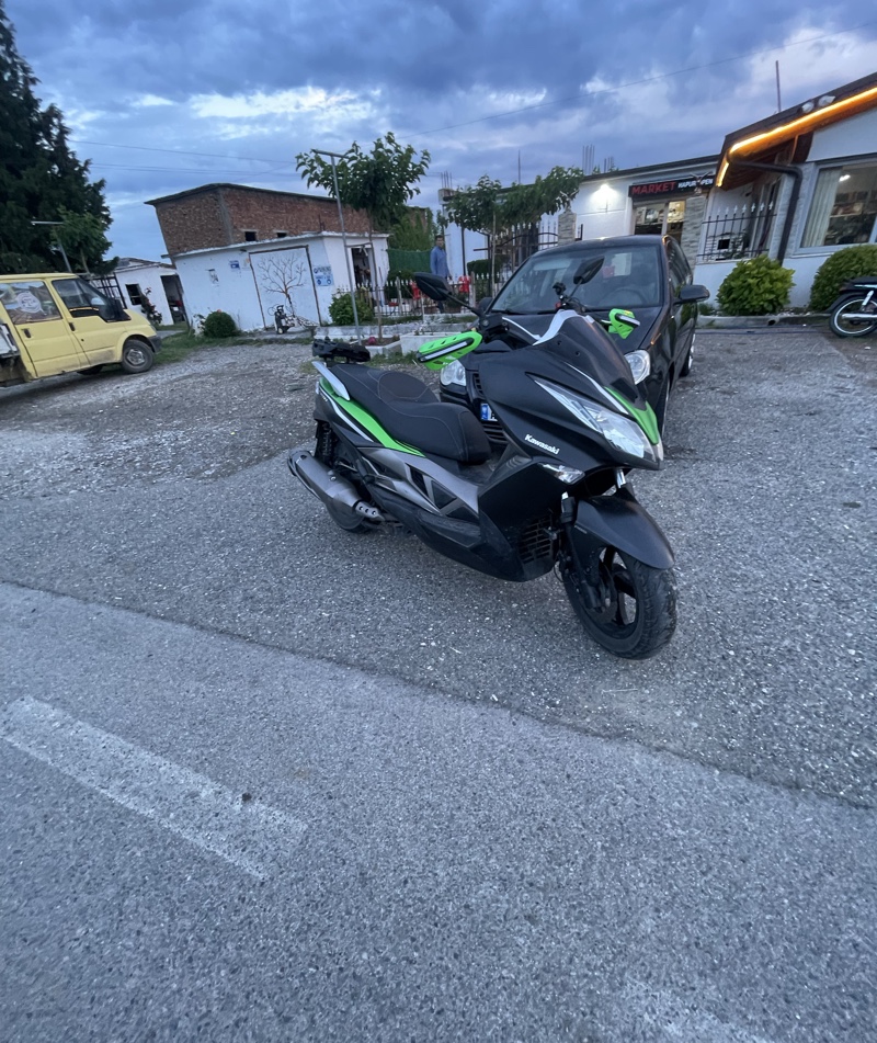 KAWASAKI Motoorri esht super gjendje gomat e reja sherbimet e sapoo bera letrat per nje vit