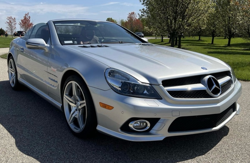 Mercedes-Benz Mercedes-Benz SL 550 Silver Arrow limited Edition 1/550. E vetmja ne shitje ne europe prodhuar 550 cope ne gjithe boten. Cmimi i pare i shitjes 120.000$. Gjendja 10/10 si e re e mbajtur ne garazhd. Makine koleksioni shitet cmim OKAZION!