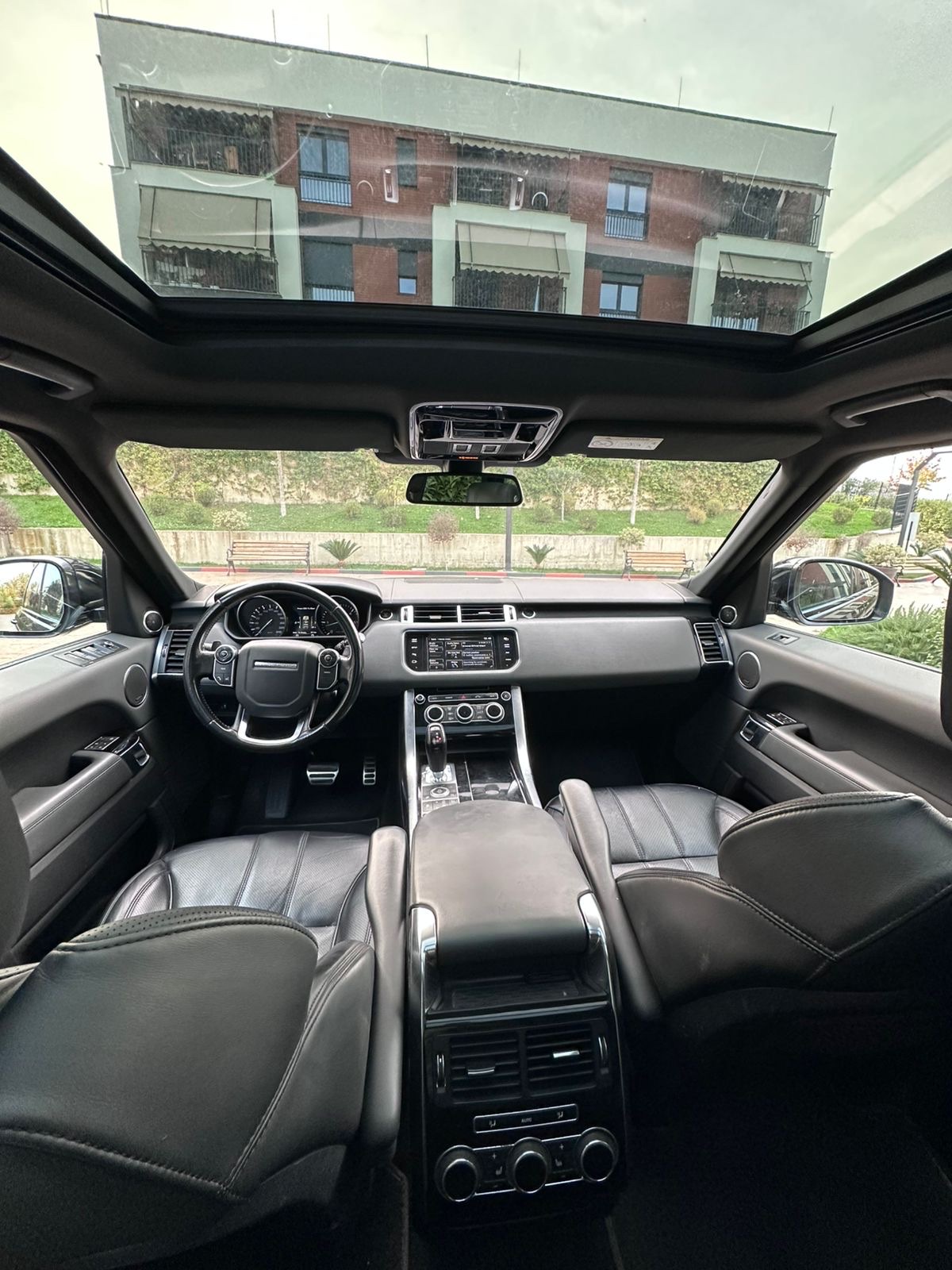➡️Shitet 
➡️Range Rover Sport 🇩🇪
➡️Diesel 3.0 (Super Ekonomi)
➡️Kambio Automat +/-
➡️F1 ntimon 
➡️Viti 11/2014
➡️Km.117 000 Liber Servisi
➡️ me letra per nje viti 
➡️Engine Start/Stop
➡️Dynamic Sport 
➡️ full panoram 
➡️Interni Dynamic Sport 
➡️Sistem Audio Meridian🔊
➡️Sistem Eco
➡️Sendile me Ngrohje
➡️Navigator Multifunksional 3D Map , Cd,MP3,AUX,USB,Bt
➡️Clima Tronic
➡️Intelligent Light System Led Day Time
➡️Sensor Parkimi para mbrapa 
➡️Kamer Parkimi 
➡️Sensor Dritash dhe shiu 
➡️Xhama te Zinj 
➡️Disqet 21 Goma 100% gjendje ✅
CMIMI  23.500ero                                                     📞0699914544