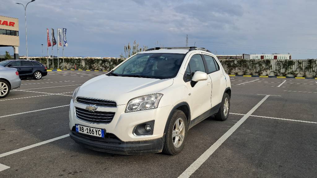 🚗 Chevrolet Trax 2016 – 1.6 Diesel | Vetëm 7,500€

Super gjendje, shumë ekonomik dhe shumë i rehatshëm për përdorim ditor.
Makina është shumë e pastër brenda dhe jashtë, gati për çdo provë ose kontroll tek mekaniku juaj i besuar.

📅 Viti: 2016
⛽ Motor: 1.6 Diesel
📊 Kilometra: 76,000 km origjinale

✔️ Kilometra të ulëta
✔️ Shumë ekonomik në konsum
✔️ Ideale për qytet dhe udhëtime

📌 Opsione:
• Sensor parkimi
• Kamerë parkimi
• Cruise Control
• Komanda në timon
• Radio / AUX / USB
• Sensor shiu
• Pasqyra elektrike me palosje

📞 Kontakt: 069 530 5811