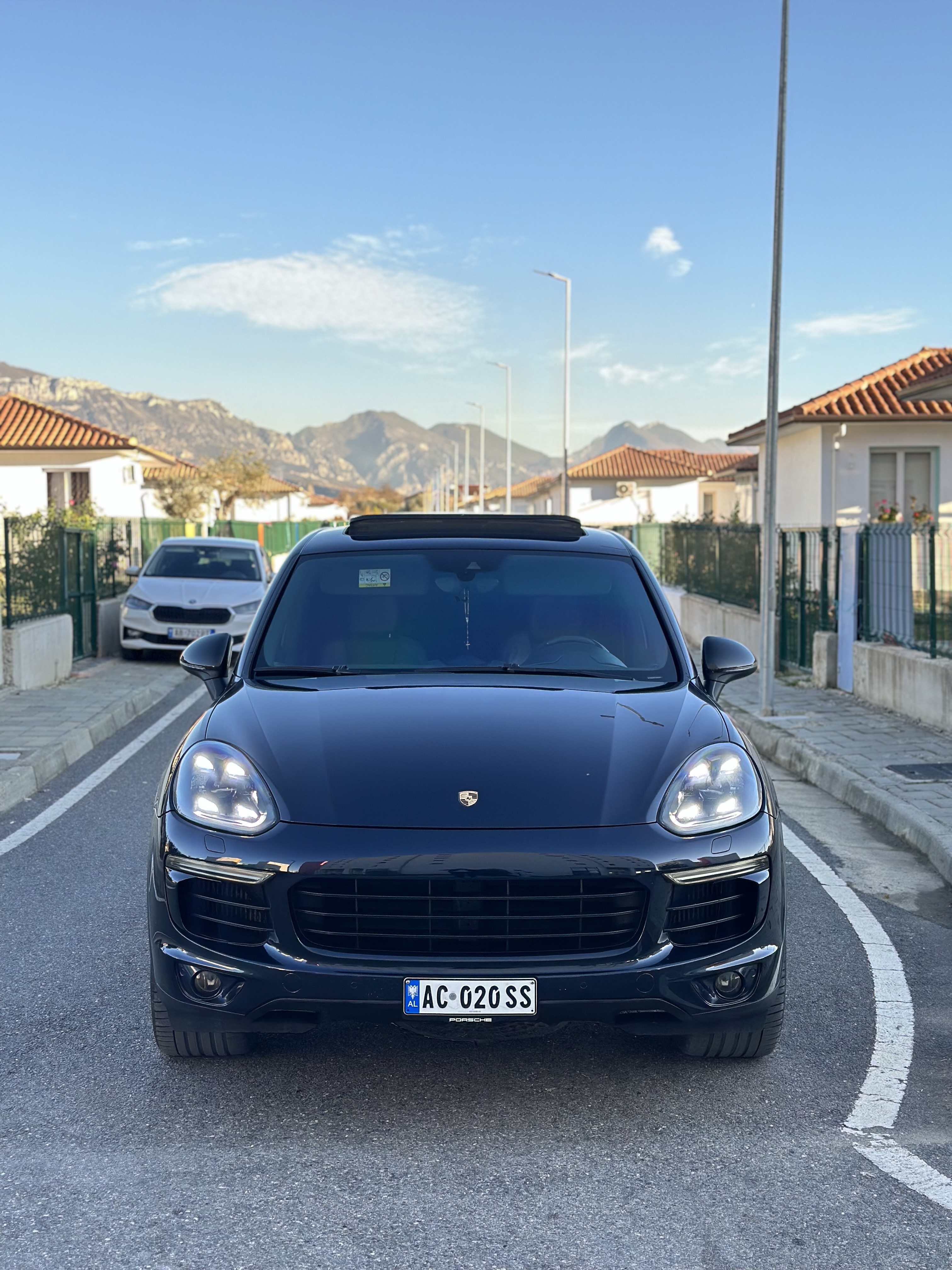 •Porsche Cayenne 3.0 TDI Edition
• Viti 2016
• Km 220 mij
•Full Panaramik
• Dyer me thithje
•Sensor dritatsh shiu
• Kamer parkimi
•drita bixeno Led
• klima cd tv aux
• goma 100% MICHELIN
• Full opsion
•Makina esht ne giendje shume te mire me targa shiptare
• Cmimi - € i diskutushem & mundesi nderrimi..0697818943 tel.watssap