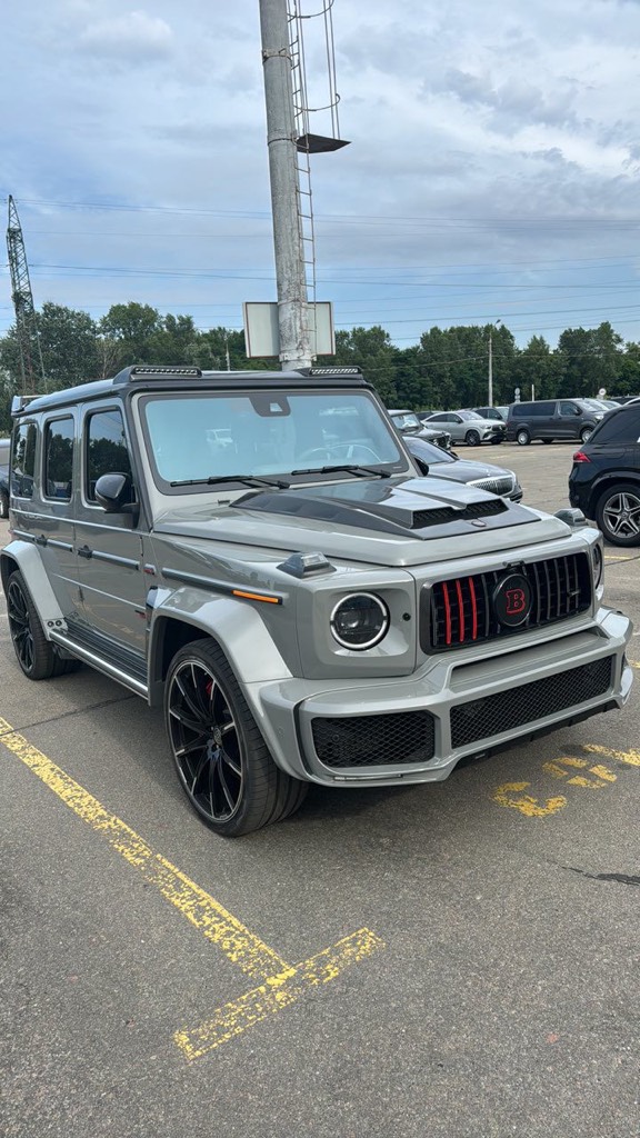 G-class 
Brabus 700 fabrike 
Vetem me nji pronar 
Makin personale 
Motorr 6.3 benzine 
Full carbon 
Tavan me pika 
Bedan ansore 
Dyer me thithje 