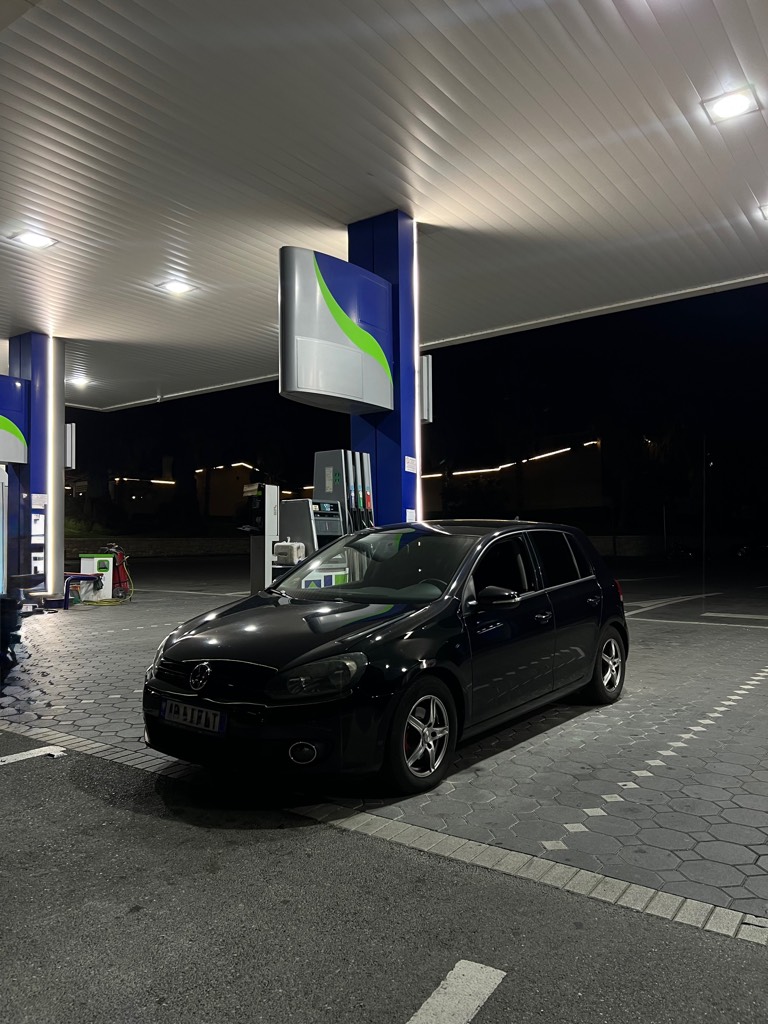 Shitet Volkswagen Golf Mk6 në gjendje shumë të mirë, makinë personale e ardhur nga Gjermania 🇩🇪

🔹 1.6 TDI BlueMotion – 105 HP
🔹 Nafte shumë ekonomike
🔹 Kambio manuale 5 marshe
🔹 255.000 km
🔹 Viti 2010
🔹 Klima me dy zona
🔹 Xhamat elektrik përpara
🔹 Sensor parkimi para & mbrapa
🔹 Auto Start/Stop në semafor
🔹 Ekran i madh multifunksional
🔹 Xhama të zinj me leje deri më 29/10/2028

📌 Dokumentat:
✅ Taksa deri më 18/12/2026
✅ Siguracion deri më 18/12/2026
✅ Kontroll teknik deri më 28/10/2027

Makina është mbajtur për merak, shumë komode dhe super ekonomike si për qytet ashtu edhe për rrugë të gjata.
Nuk ka nevojë për asnjë shpenzim momentalisht.

📞 Për më shumë info kontakto.