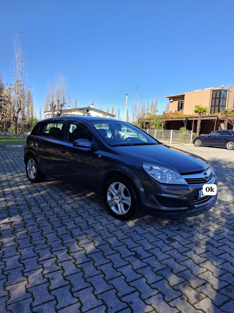 SHITET – PERSONALE 
🚗 Opel Astra📅 Viti: 2009⛽ Naftë
⚙️ 1.7 CDTI – manuale 6 marsha
📍 212.000 km reale certifikuara 
🧾 Taksa: deri në Qershor 2026
🔧 Kolaudim: deri në Korrik 2027
✅ Gjendje shumë e mirë / top
🔩 Të bëra:– Vaj + filtra– Kit faze
📍 Vendodhja: Lezhë💰 Çmimi: 2.8 lekë
🛠️ E gatshme për çdo kontroll mekanik
📞 Cel: 069 211 6053
⛔️ Mos telefononi për ulje çmimi ⛔️