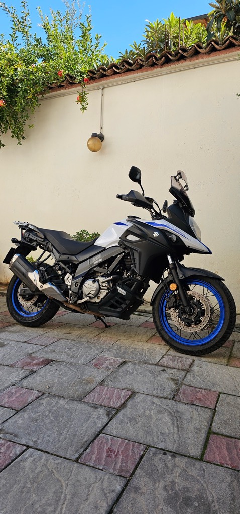Suzuki DL650 V-Strom 650
Viti 2019
Kambio manual
30600 km 
35kw i pershtatshem per patent A2
Me dogan te paguar gati per targa
Gomat e reja para mbrapa
Abs para mbrapa 
Mbrojtse dorezash
Dorezat Oxford me ngrofje
Valixhen Givi V47NT  me mbeshtetse
Canten kappa te sarbatorit
2 celsat origjinal
Xham ekstra per dimer
Cmimi 7.8 milion lek i diskutushem
Cel: +355693175210