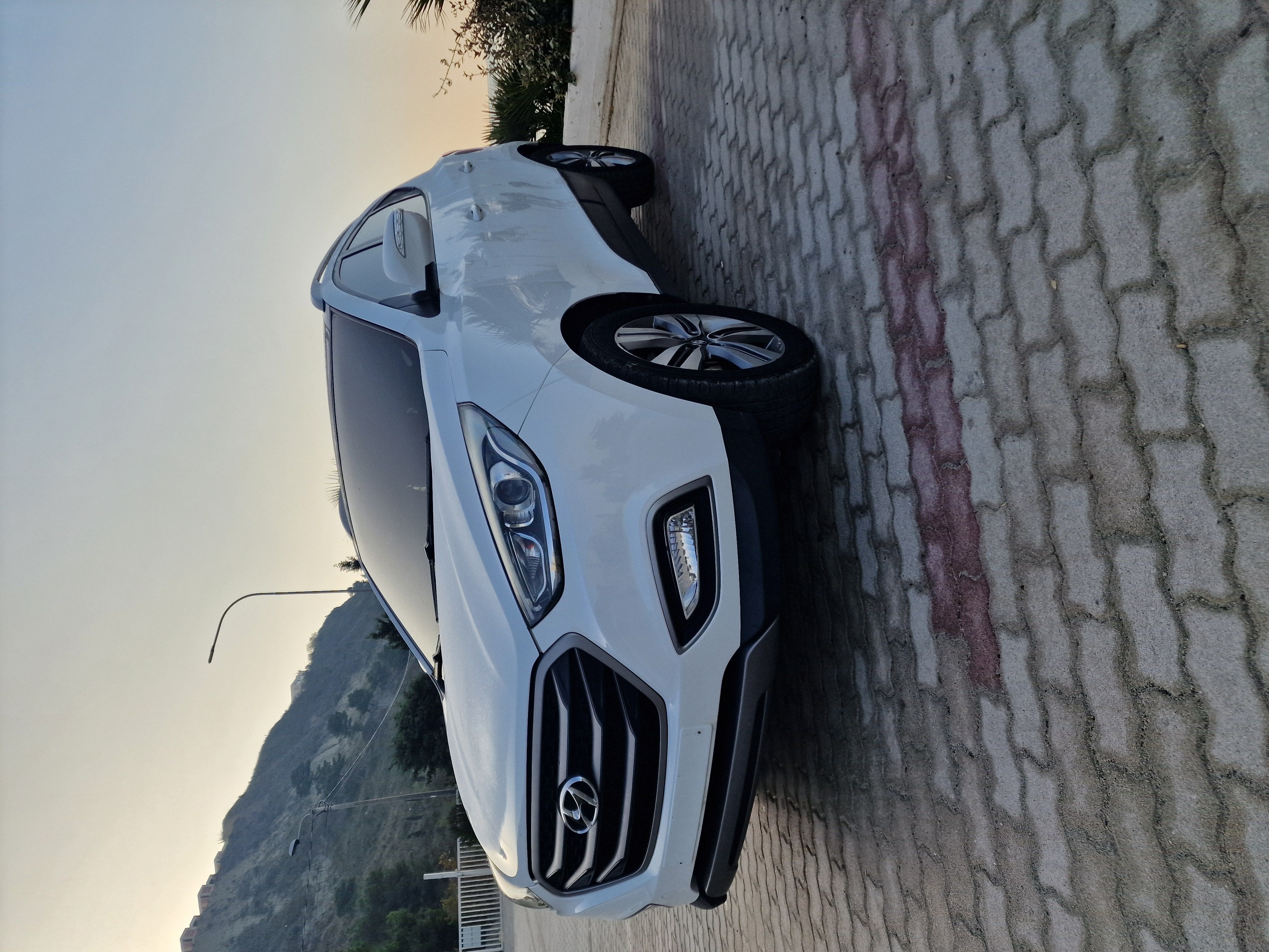 Shitet Hyundai Tucson.
➡️ Motor 2.0 nafte.
➡️ Viti - 2014
➡️ Kambio - Automatike
➡️ Gjendja si e re
➡️ 171500 km te certifikuara me te drejte kontrolli
➡️ Active ECO
➡️ Sallon lekure
➡️ Sedilje me ngrohje, ftohje
➡️ Sensore parkimi
➡️ Sensore dritash/shiu
➡️ Sensore fshiresesh
➡️ Feneret kseno, stopat mbrapa led
➡️ Bluetooth , mp3 , CD , Aux ,
➡️ Komanda ne timon
➡️ Clima 2 zonal
➡️ Voice speak
➡️ Xhama elektrik
➡️ Pasqyra elektrike me palosje
➡️ Dogane e paguar gati per targim
➡️ Makina eshte ne gjendje te shkëlqyer e gatshme per cdo lloj prove dhe kontrolli nga ana juaj. Cmimi 9600 €. TEL:0692945968.
