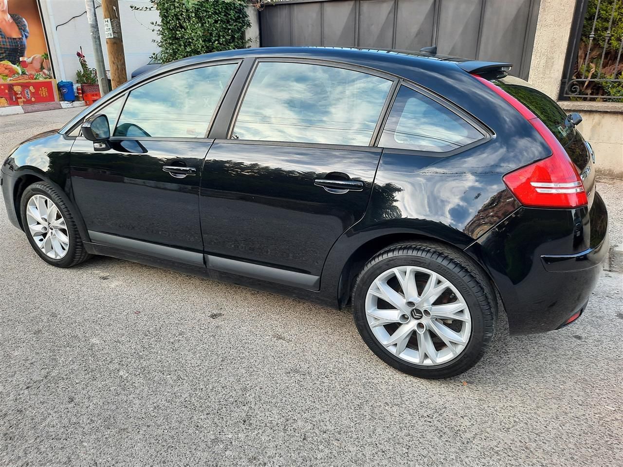 "Për arsye mospërdorimi"

Makina ka motor 2000 naftë.
Prodhim fundi i vitit 2009.
Ekonomike për motorin që ka.
Manuale.
Letrat të paguara deri në gusht të 2025.
Servise të bëra para 1 muaji te Citroen Albania me faturë.
Goma pothuajse të reja të markës Bridgestone.
Navigator i madh.
226000 kilometra origjinale.
Shumë e pastër si brenda edhe jashtë.
E gatshme për çdo lloj kontrolli nga ana juaj.
Çmimi i diskutueshëm.
Nr. Cel. 0698401425