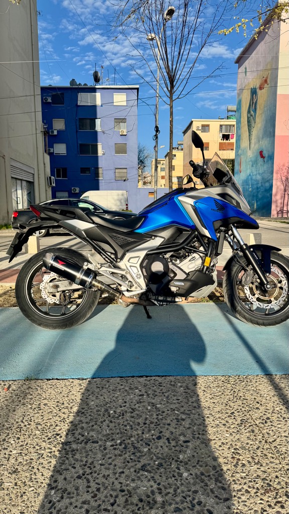 Honda NC750X DCT 2021 – Teknologji, Prakticitet dhe Performancë në një Paketë të Vetme!

Një motor ideal për udhëtime urbane dhe aventura jashtë qytetit, me teknologji të avancuar si transmisioni automatik DCT (Dual Clutch Transmission) dhe riding modes të përshtatura për çdo stil. I mirëmbajtur me përkushtim, gati për të shijuar rrugën!

Detajet e motorrit:

✅ Viti i prodhimit: 2021
✅ Kilometrazhi: 30,000 
✅ Transmisioni: Automatik DCT (Dual Clutch Transmission)
✅ Kapaciteti motorik: 745cc
✅ Fuqia: 58 HP
✅ Motorri: 2 cilindra paralel, 4 kohësh
✅ Ngjyra: Blu me detaje argjendi & të zeza
✅ Gomat: Të reja, të sapovendosura
✅ Gjendja: Shumë e mirë, gati për rrugë

Karakteristikat kryesore:

⚡ Transmision automatik DCT – Ndërrim i butë dhe inteligjent i marsheve
⚡ 4 Riding Modes: Standard, Rain, Sport dhe User (e personalizueshme sipas dëshirës)
⚡ Traction Control me 4 nivele për siguri maksimale në çdo terren
⚡ Sistem frenimi ABS – Frenim i sigurt në çdo situatë
⚡ Drita LED për shikueshmëri të lartë natën
⚡ Shasi ergonomike për rehati në distanca të gjata
⚡ Dizajn sportiv & touring, me pozicion shumë komod
⚡ Marrmita Black Widow – Zë i thellë dhe agresiv
⚡ Bord inteligjent me ekran digjital
⚡ Sedilje e gjerë dhe shumë komode për pasagjerin

Një motor që kombinon komoditetin, teknologjinë dhe stilin sportiv – gati për çdo sfidë!

💰 Çmimi: 8.700.000 lekë (i diskutueshëm nga afër)

📞 Për më shumë info ose për ta parë nga afër:
+355 69 317 5210
Instagram: @zozo_moto_albania