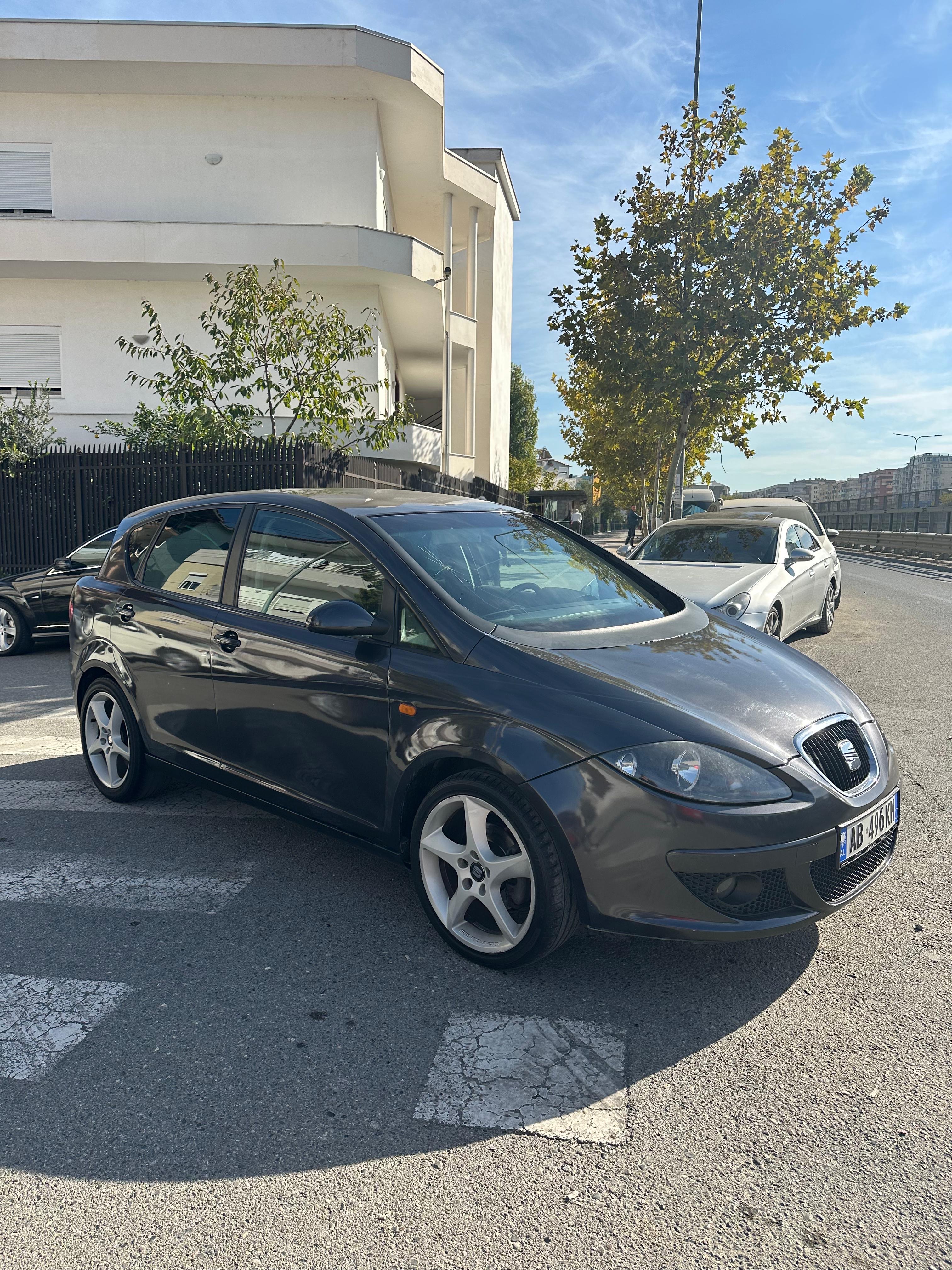 2005
2.0 Nafte
220,000 km origjinale 
Automat 
0683785589