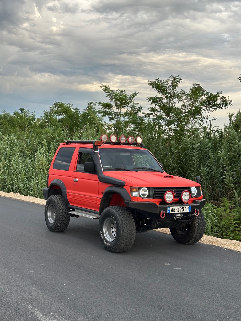 Mitsubishi Pajero 2.8
4x4 super select bllokazh qendror
 edhe LSD mbrapa.
Amortizator Koni mbrapa i ndyshon sipas terrenit (320€) 
I ngritur 4cm ne gabine edhe 5cm ne amortizim 
Organelle 2t
Ndricim nga te gjitha anet per offRoad
Radiator i konverruar ne electric qe te mos kete
probleme me nxehjen 
Sedilje Honda TypeR
Gomat 33 12.50r15 
Radio android edhe kamer parkimi
Makina eshte import nga Japonia 
nuk ka ndryshk fare 
Motorri eshte i ber me cdo gje edhe me turbo 3.2
Shitet per arsye 4 dyersh
-kontakt vetem text WhatsApp.