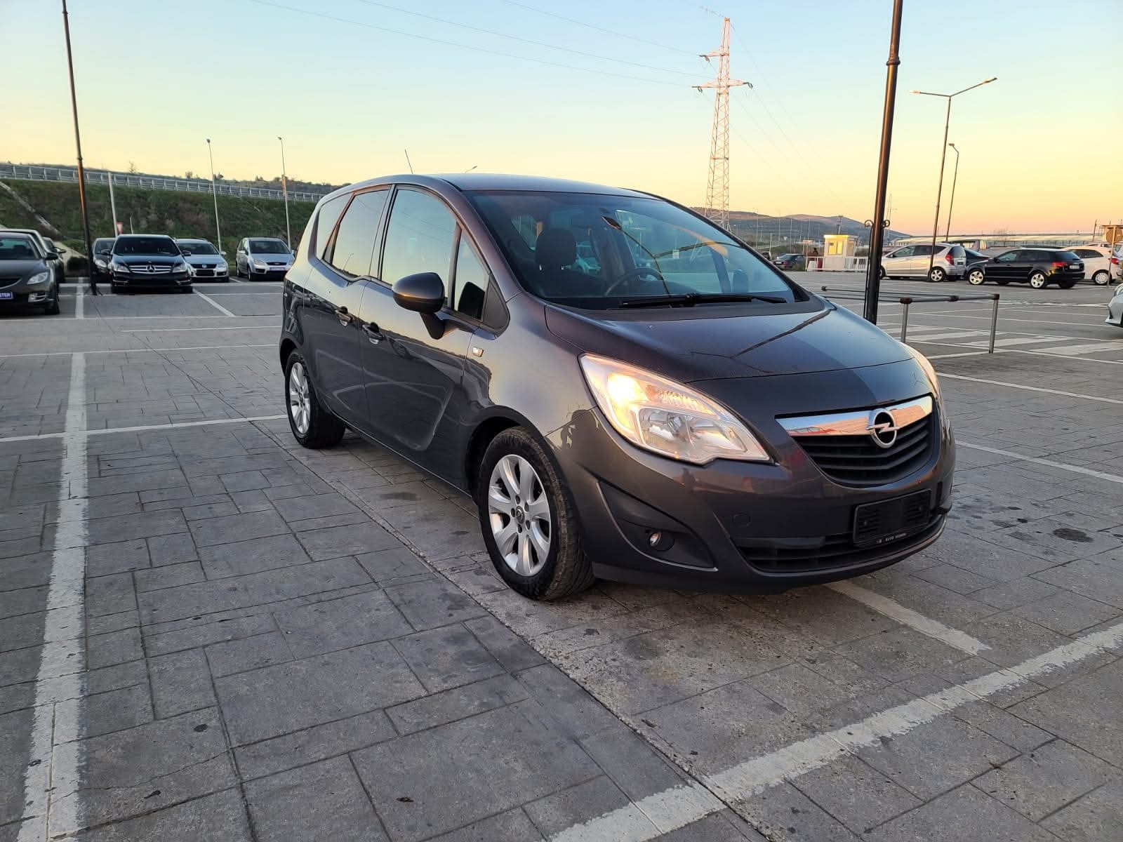 Opel Meriva 1.3 diesel 
Cel çdo ditë ora 10:00-20:00.
JO NDËRRIM. 
Me doganë të paguar. 
Viti 2011. 
Motor 1.3 Naftë.
230 Mijë KM. 
Radio CD. 
Kambjo Manuale. 
Klimatronik. 
Disqe Alumini. 
Drita Mjegulle. 
Xhama Elektrike. 
Pasqyra Elektrike. 
Komanda në Timon. 
Disqe Alumini. 
Abs, Esp,AirBag. 
Çm̶i̶m̶i̶ 4̶6̶5̶0̶ E̶u̶r̶o̶ 4.150 Euro.

Facebook & Instagram Master_Auto_Fier 