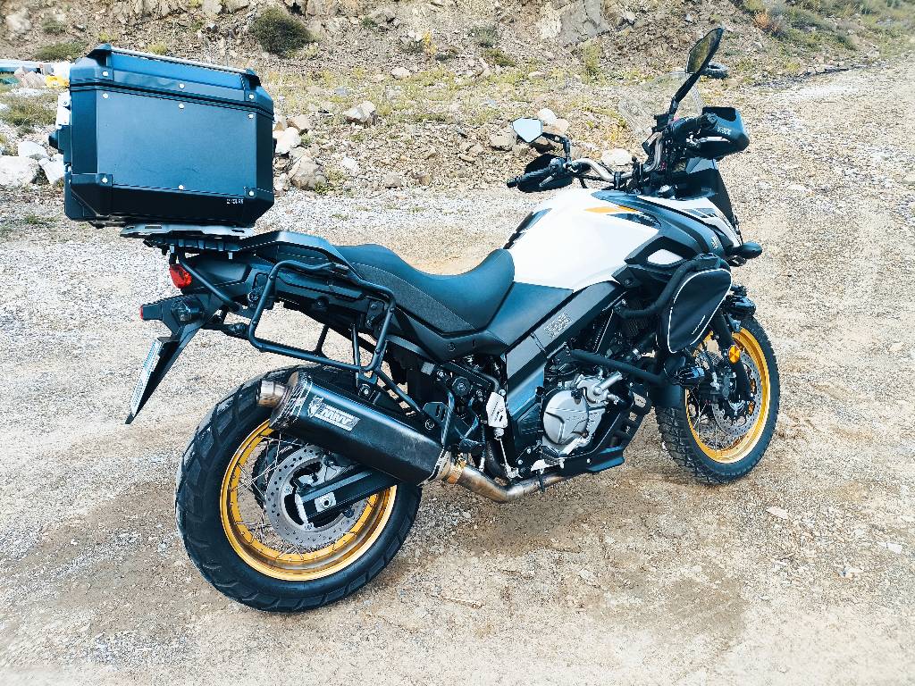 V-Strom 650 XT.                                                                  Viti 2021
24k Km
ABS + Traction Control
-Hekura mbrojtes GIVI para mbrapa
-Valixhe Kappa 45l
-Lupa x4 GIVI
-Marmite full nga kolektoret MIVV + origjinalja
-Gomat MITAS E7 90%
-Filter Ajri & Vaji K&N
-Sherbimet e bera
-Dokumentacioni 1 vit
I gatshem per kontroll te mekaniku juaj.
Çmimi nuk diskutohet. 
Nuk nderohet.
