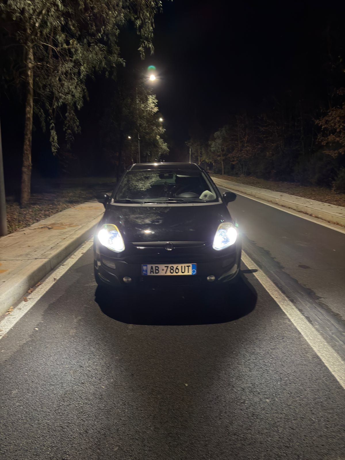 Fiat Papërsëritshëm! 🔥
✨ Marka & Modeli: Fiat Punto
📅 Viti: 2010
⛽ Benzinë – super ekonomik! 💸
⚙️ Gjendja: Motori shumë i mirë, sapo i janë bërë të gjitha shërbimet (vaj, filtra, frenat etj.) 🛠️🏁
🛞 Gomat: 100% të reja – vozit sigurt dhe pa stres! ✅
📝 Letra: të rregullta për 1 vit 📄✅