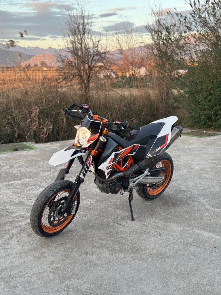 Shitet Ktm 690 
Viti:2017
Km:19k 
Motorri asht ne super ngjendje gjitha sherbimet e bame pjeset marr ne KTM ne angli.Motorri asht me letra me targa.Gati per cdo lloj prove
Whatss app:+447309463580 